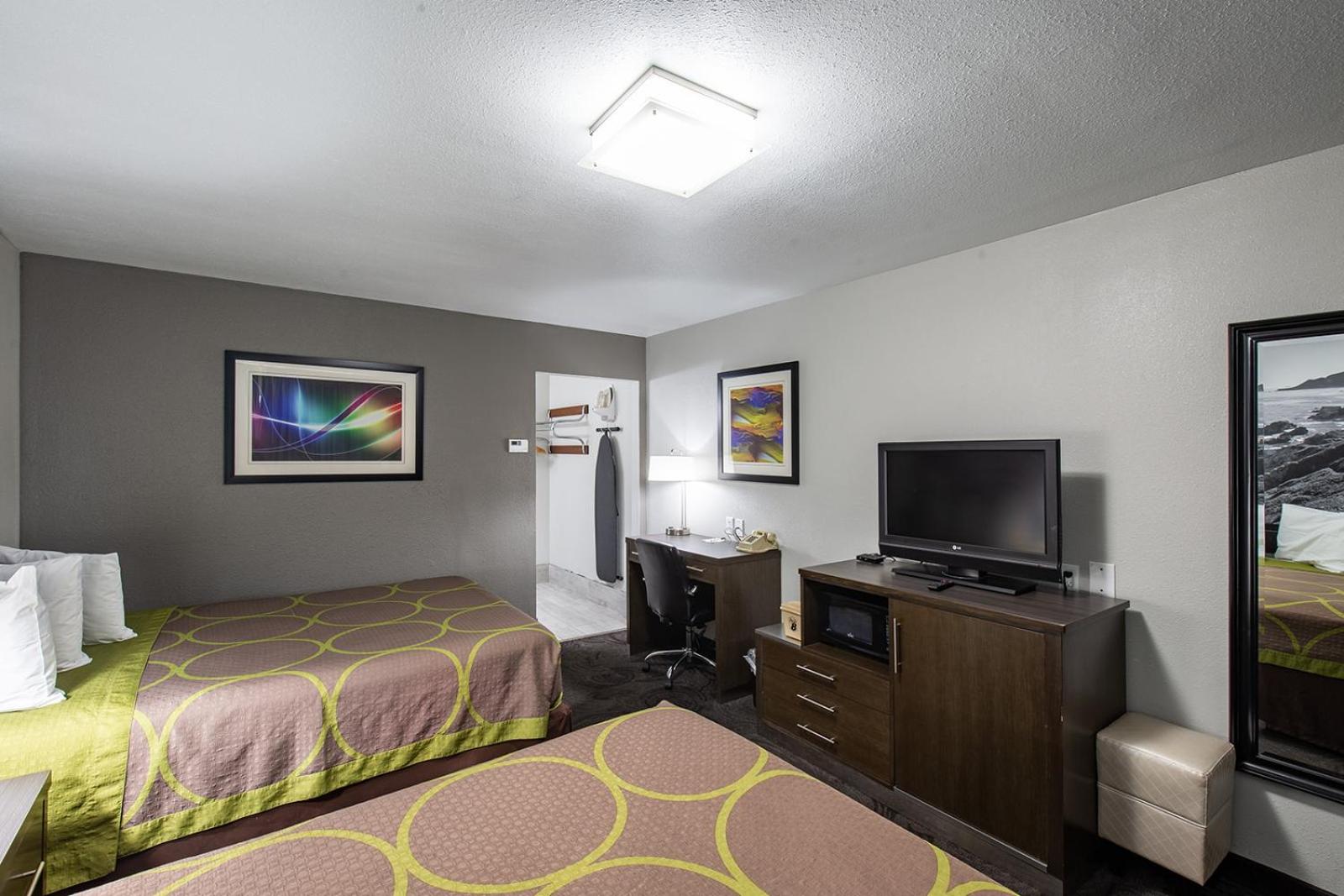 Queen Room with Two Queen Beds - Non-Smoking - Photo 4