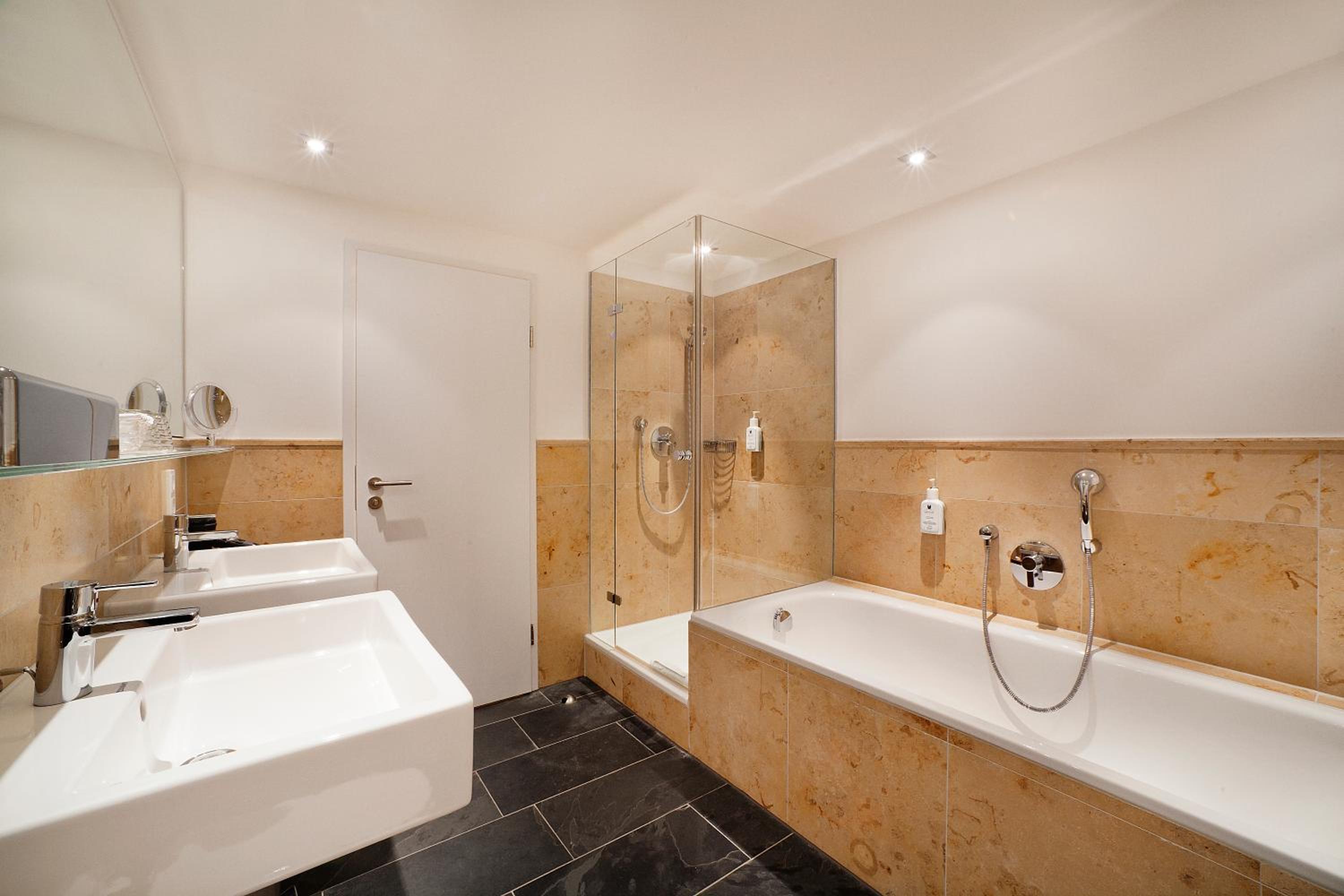 Double Room with Balcony - Photo 10