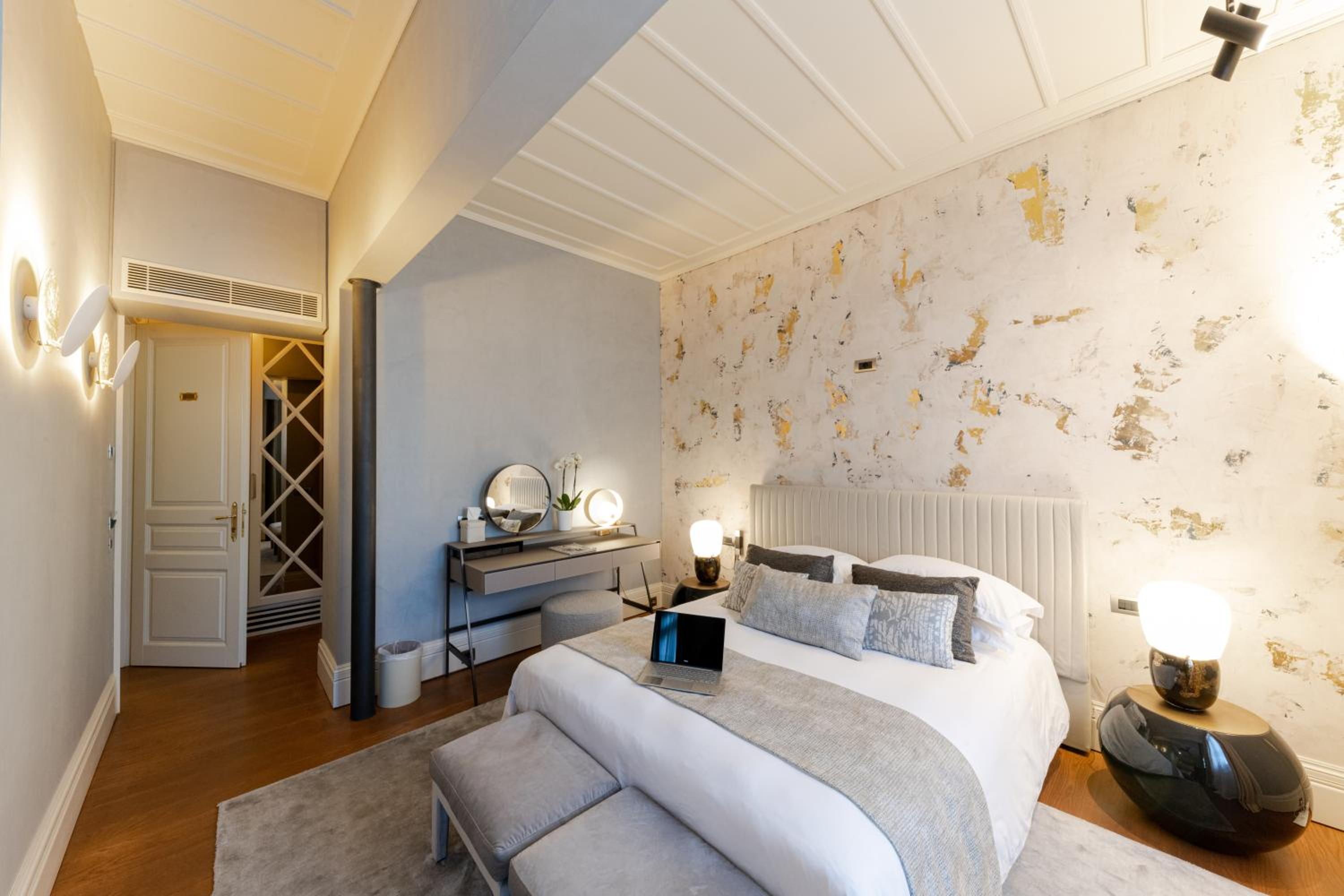 Deluxe Junior Suite - Photo 8