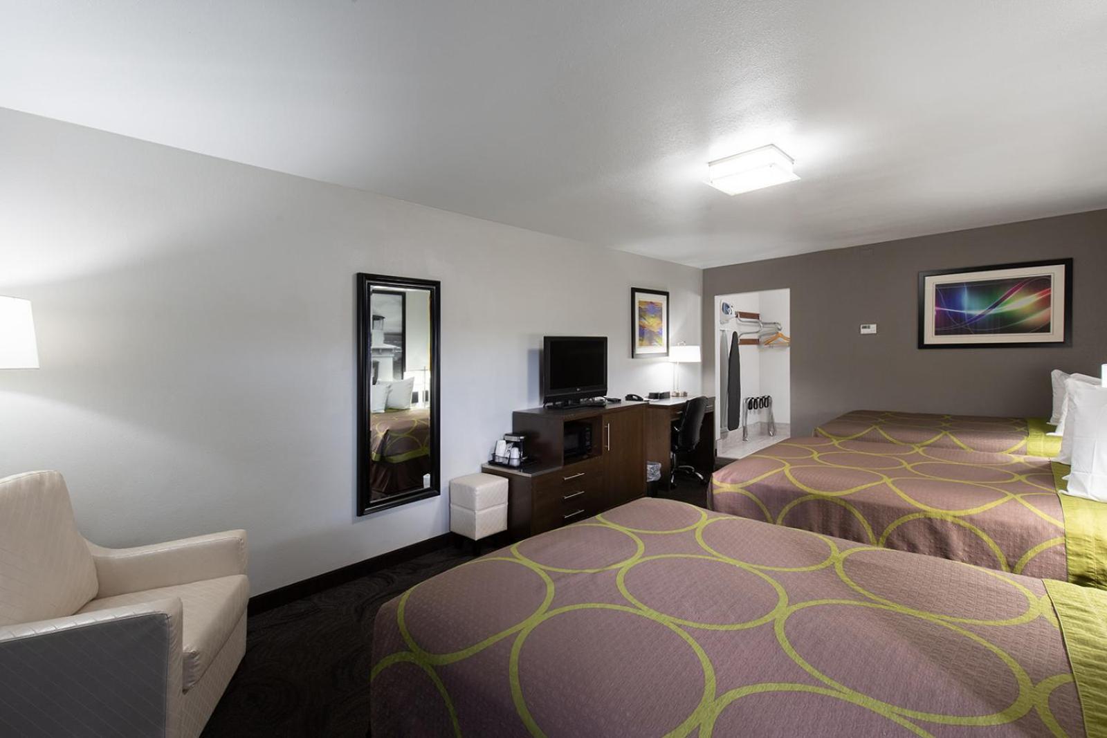 Double Room with Three Double Beds - Non-Smoking - Photo 2