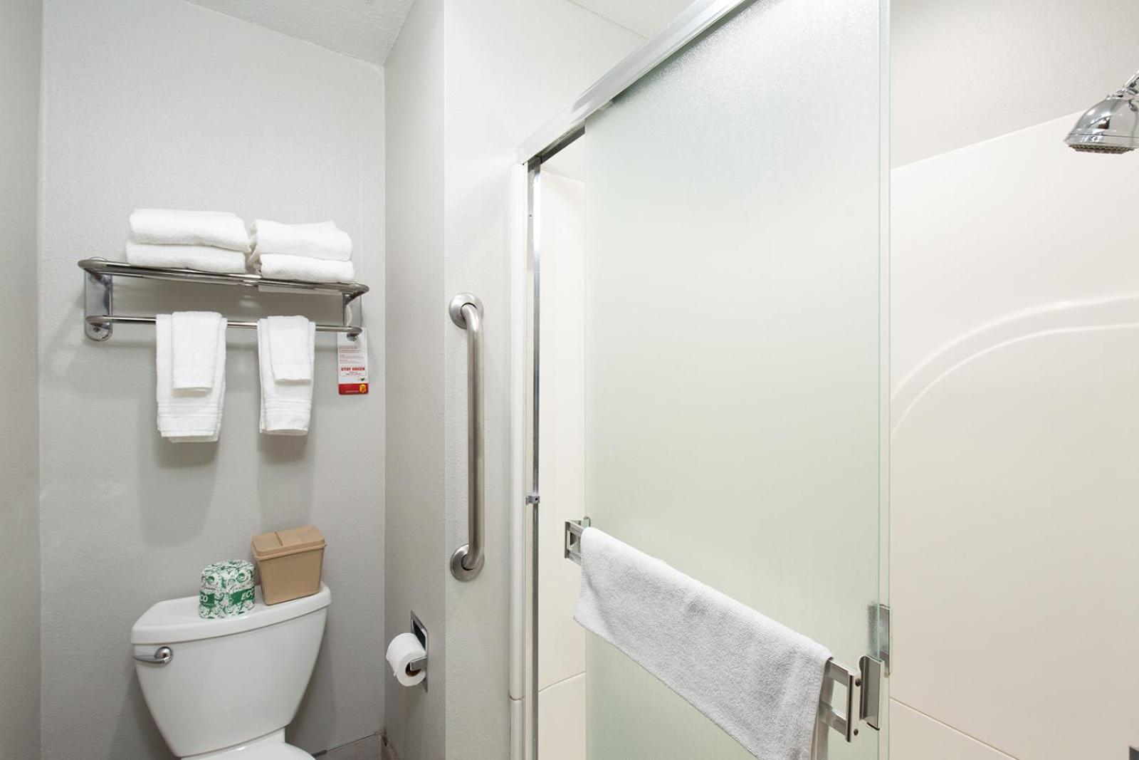 Double Room with Three Double Beds - Non-Smoking - Photo 3
