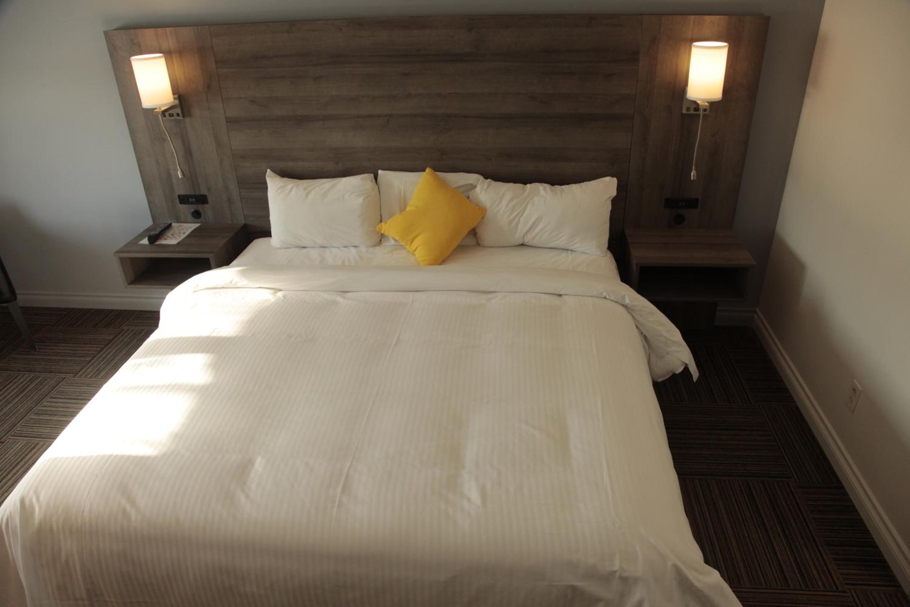 Deluxe King Room - Photo 1