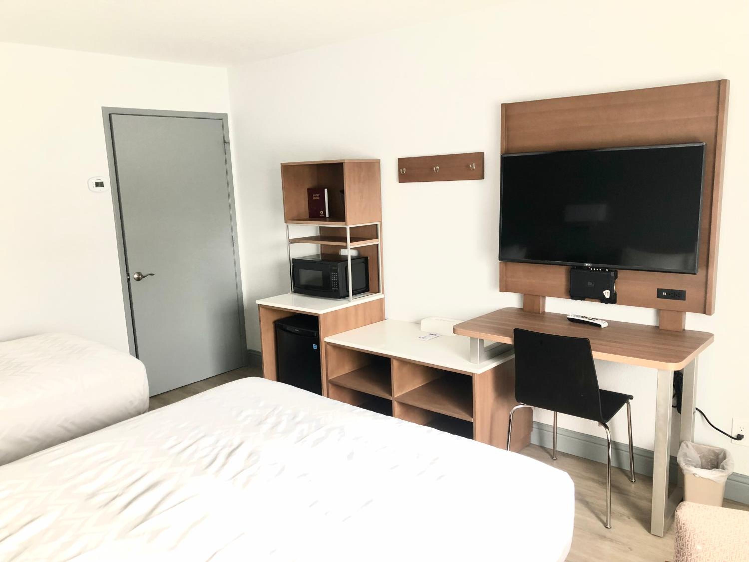 Queen Room with Two Single Beds - Mobility Accessible/Non-Smoking - Photo 5