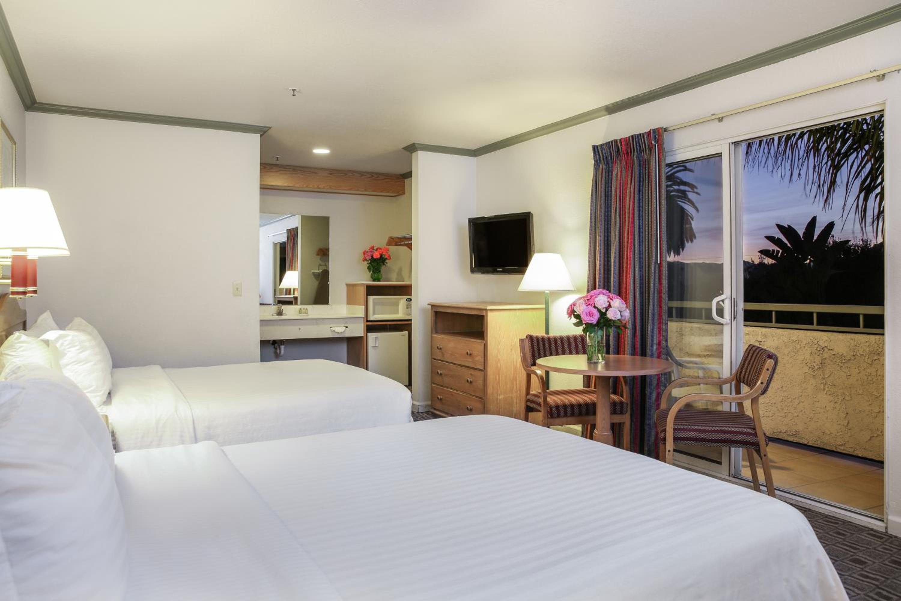 Queen Room with Two Queen Beds photo 2
