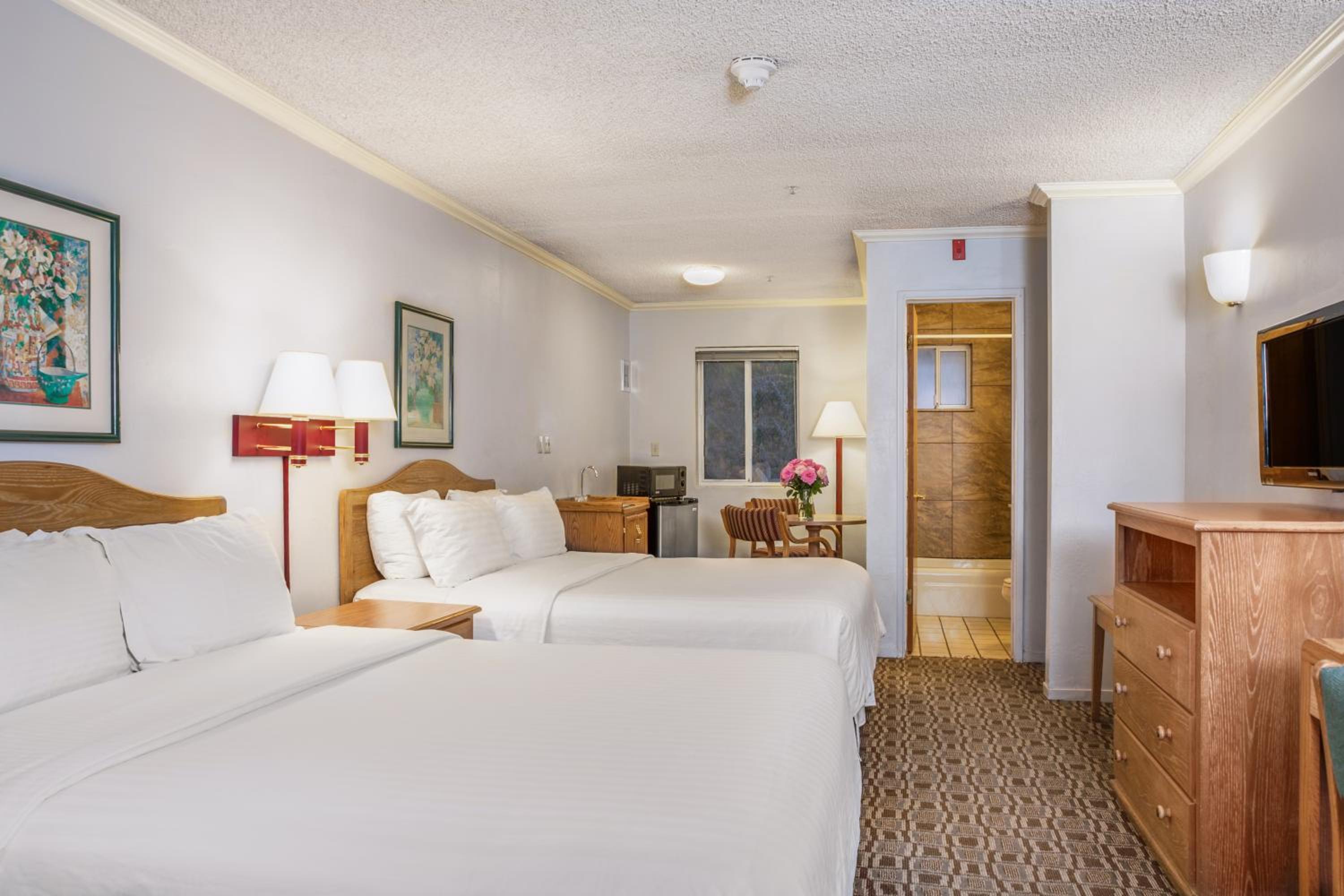 Queen Room with Two Queen Beds photo 1