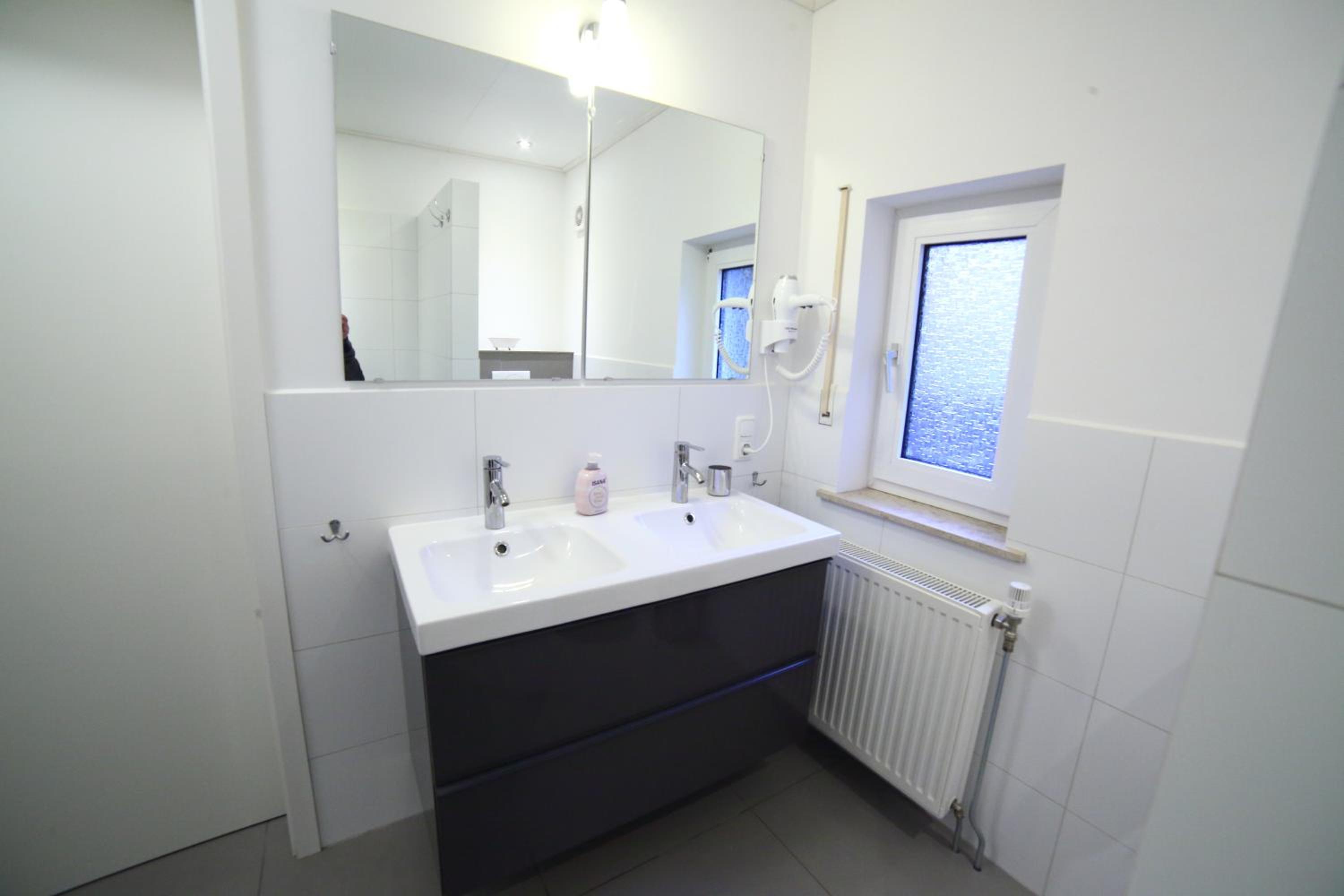Apartment with Balcony - Photo 14