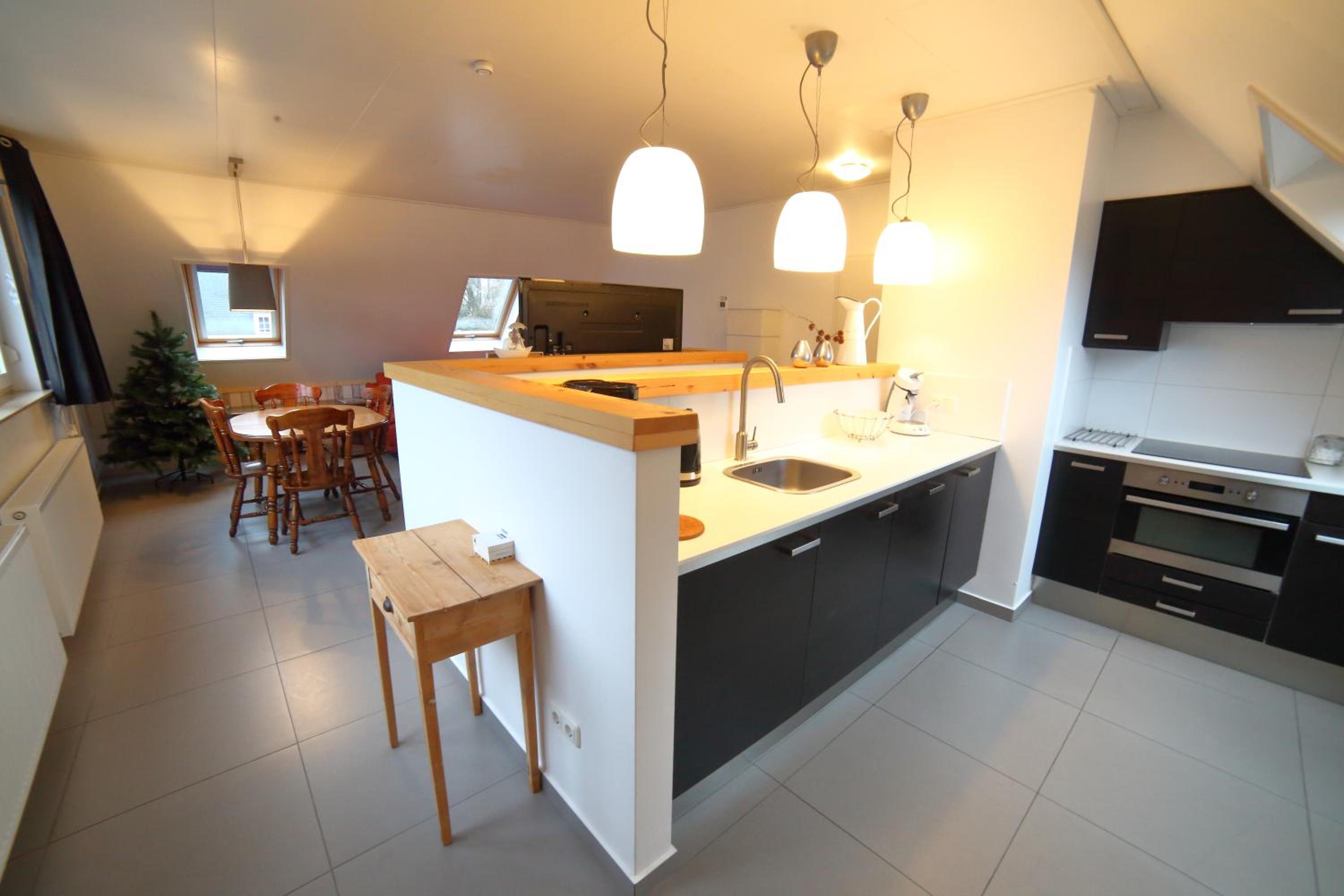 Apartment with Balcony - Photo 5