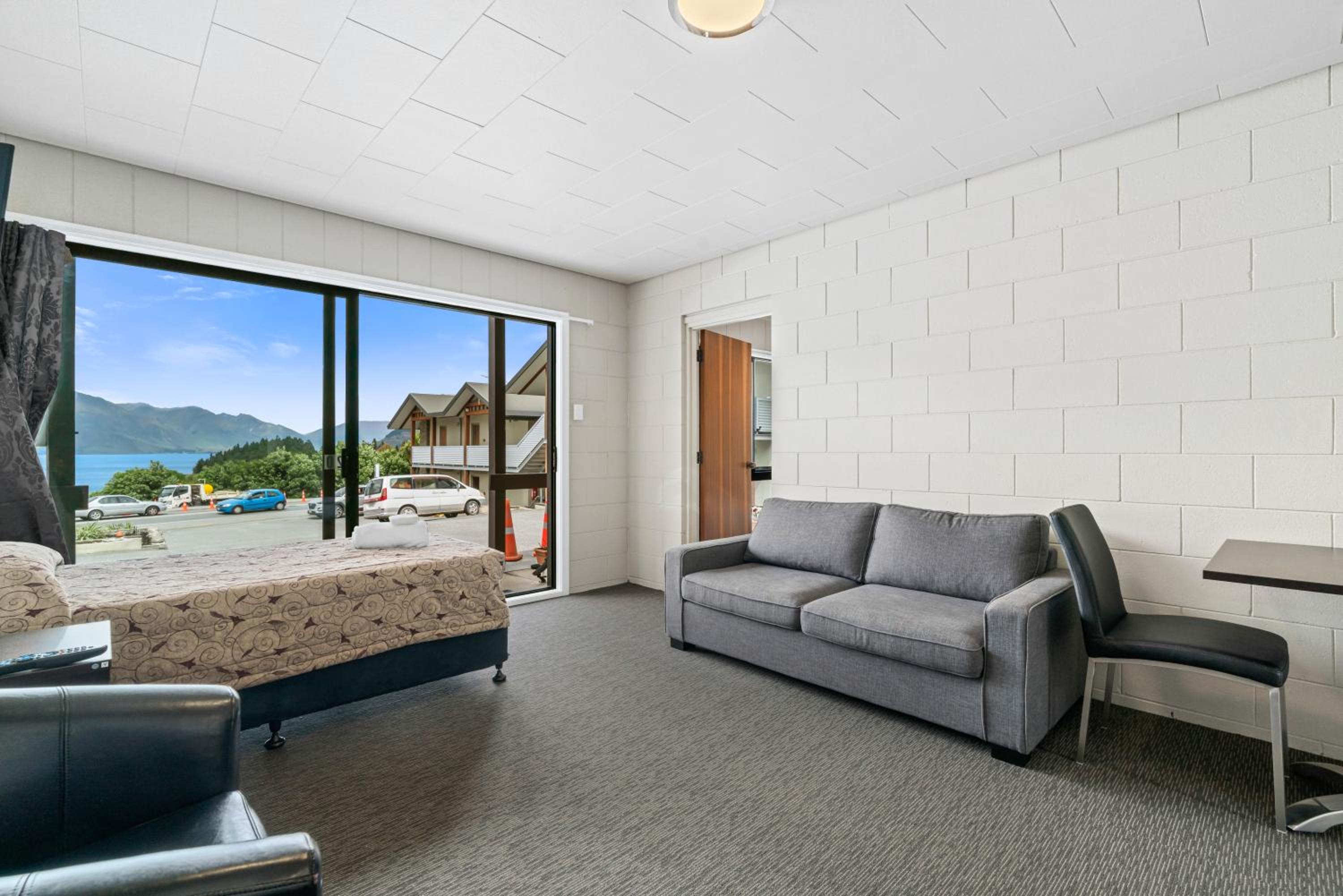 One-Bedroom Apartment photo 1