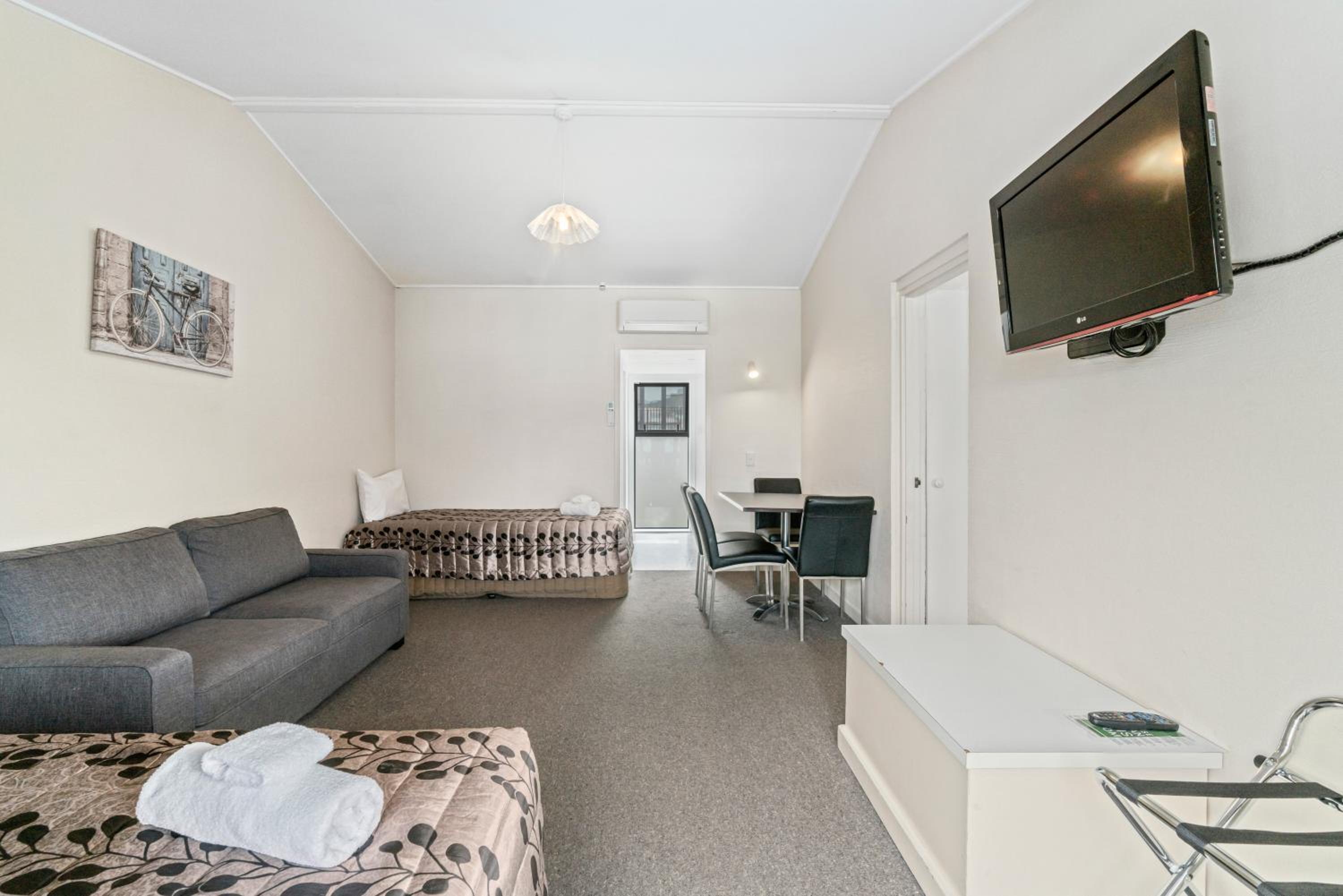 One-Bedroom Apartment photo 2