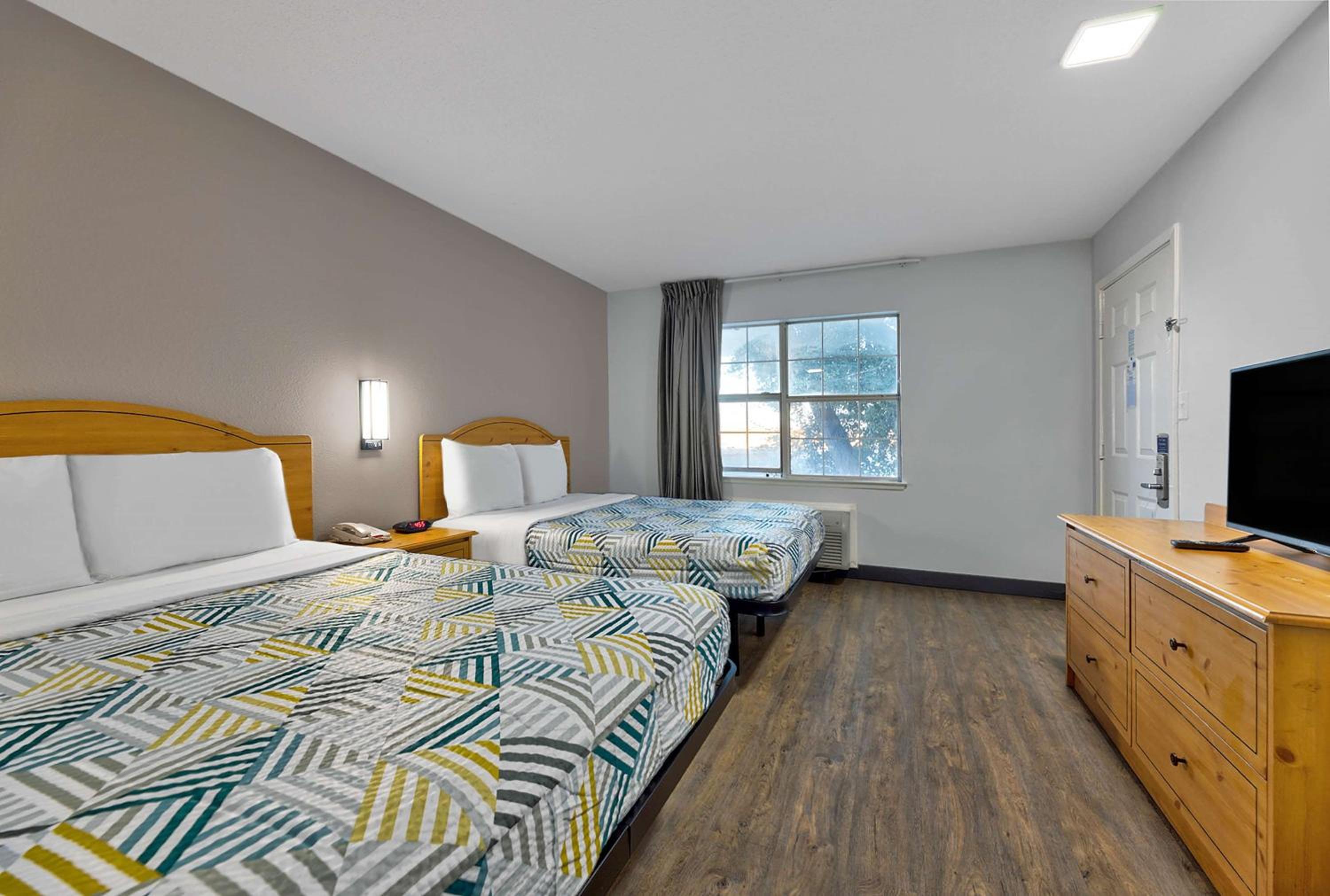 Quadruple Room - Disability Access - Non-Smoking photo 3