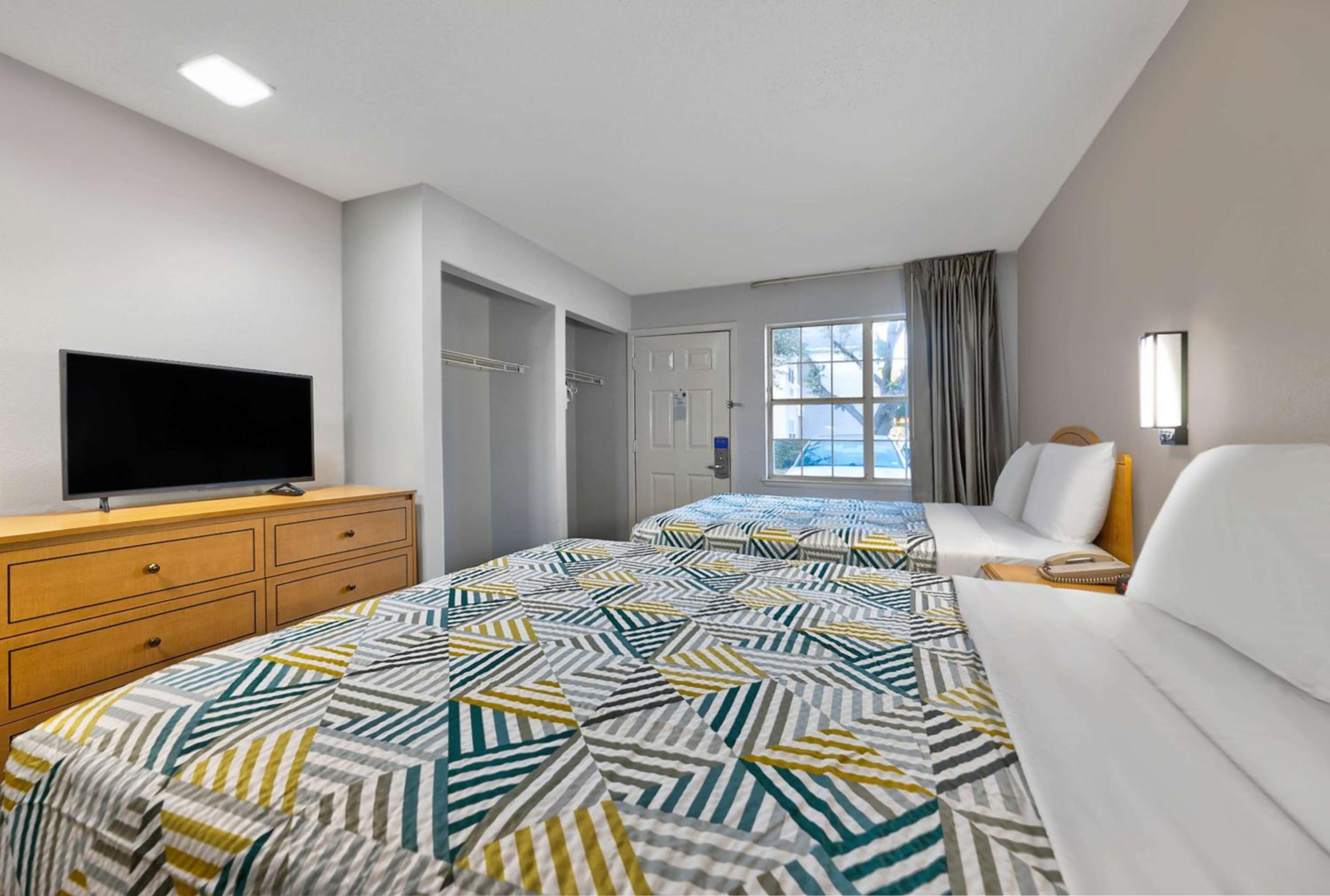 Queen Room with Two Queen Beds - Non-Smoking photo 3