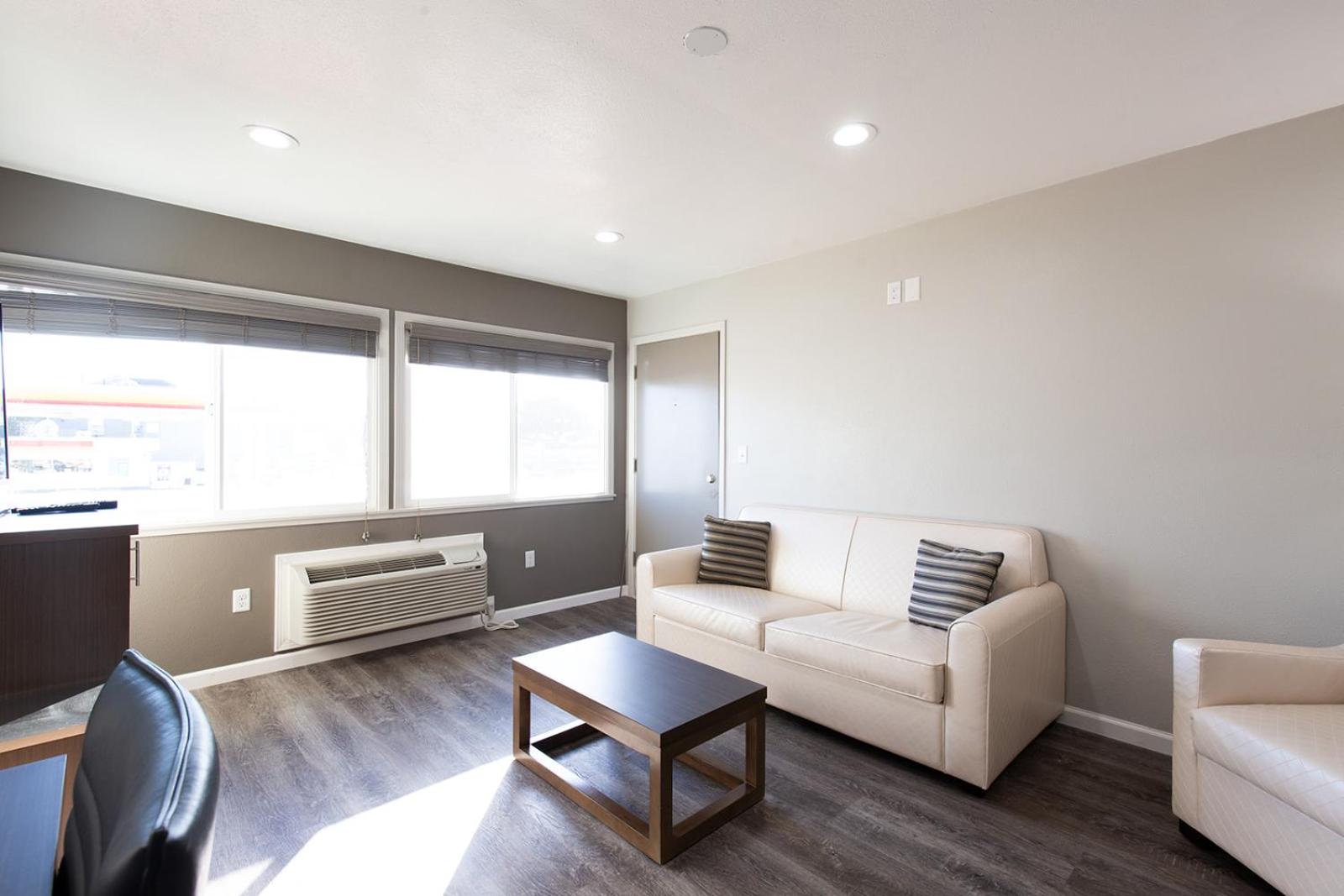 One-Bedroom Queen Suite - Non-Smoking - Photo 4