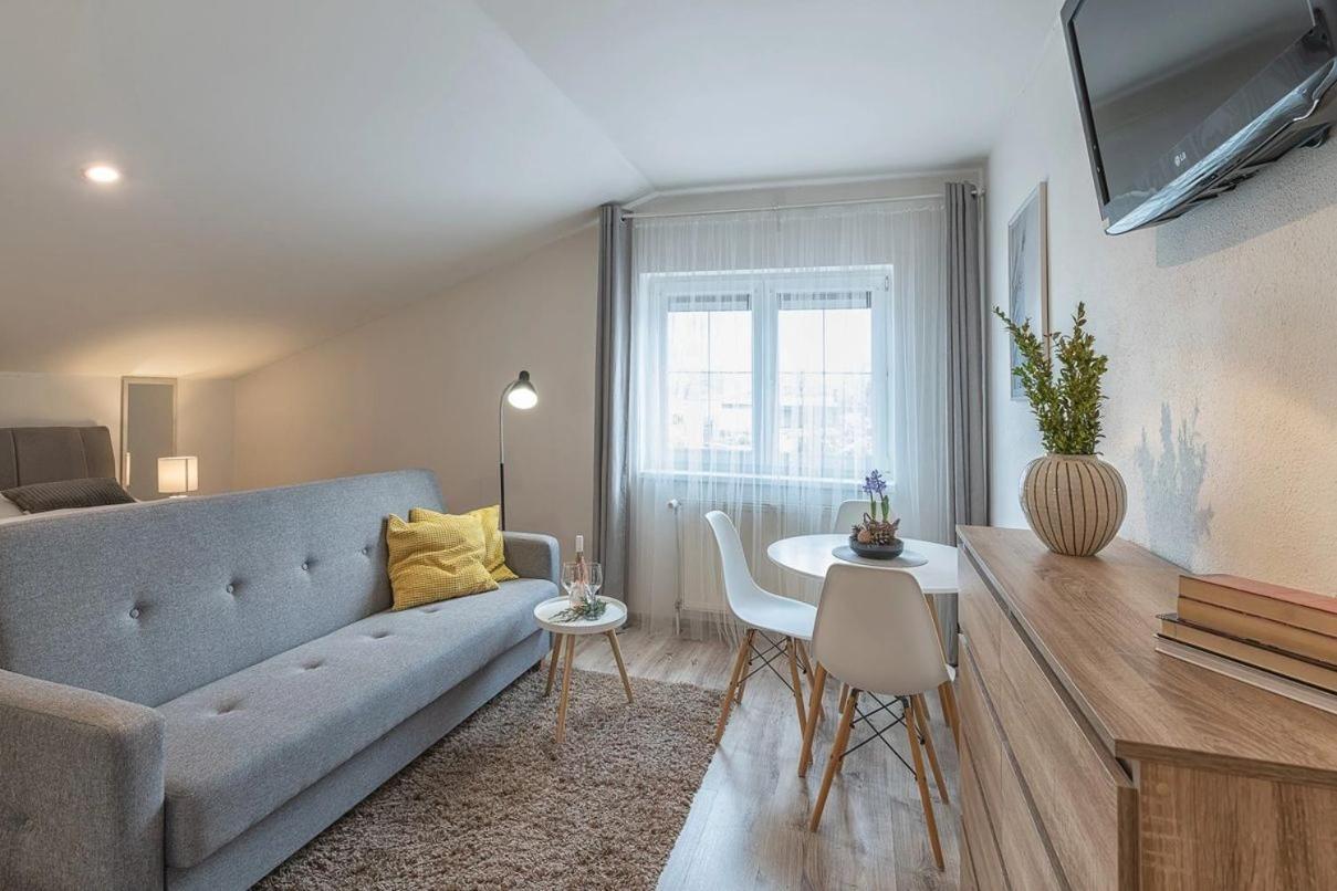 Studio Apartment - Photo 1