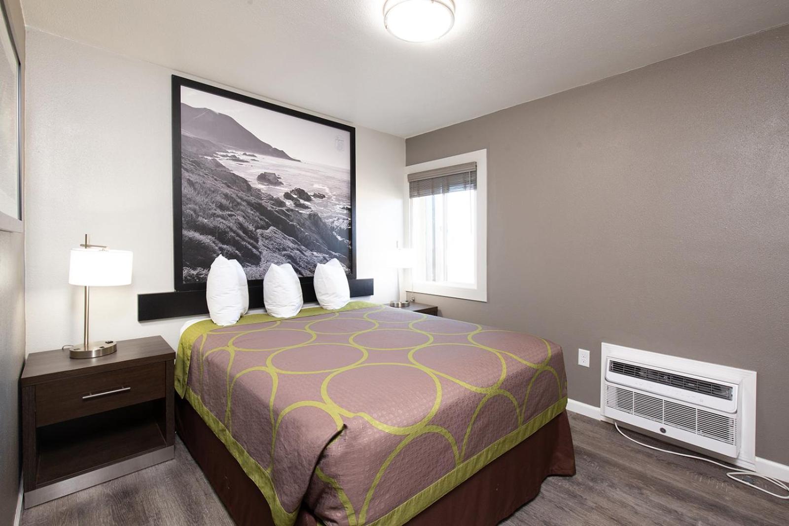 One-Bedroom Queen Suite - Non-Smoking - Photo 1