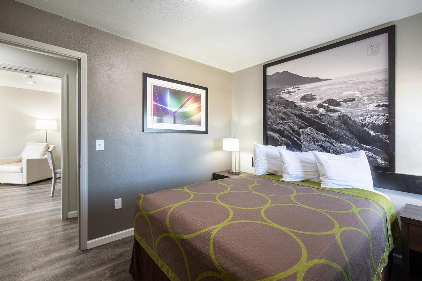 One-Bedroom Queen Suite - Non-Smoking - Photo 2