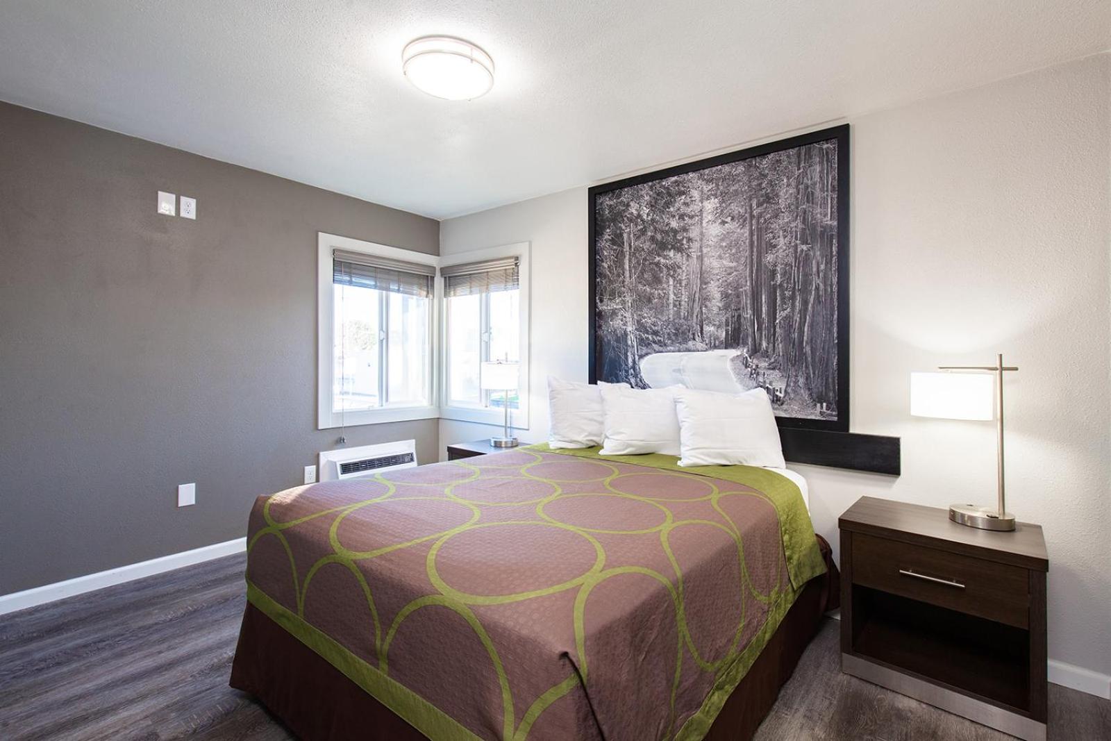 One-Bedroom Queen Suite - Non-Smoking - Photo 3