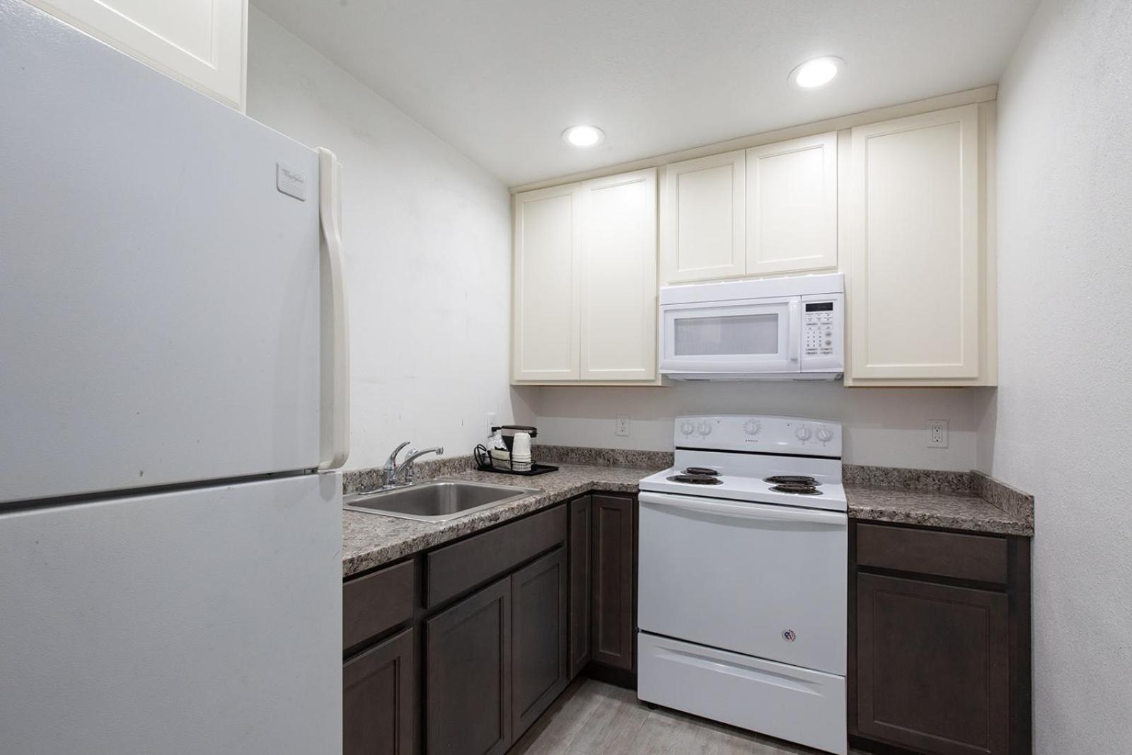 One-Bedroom Queen Suite - Non-Smoking - Photo 6