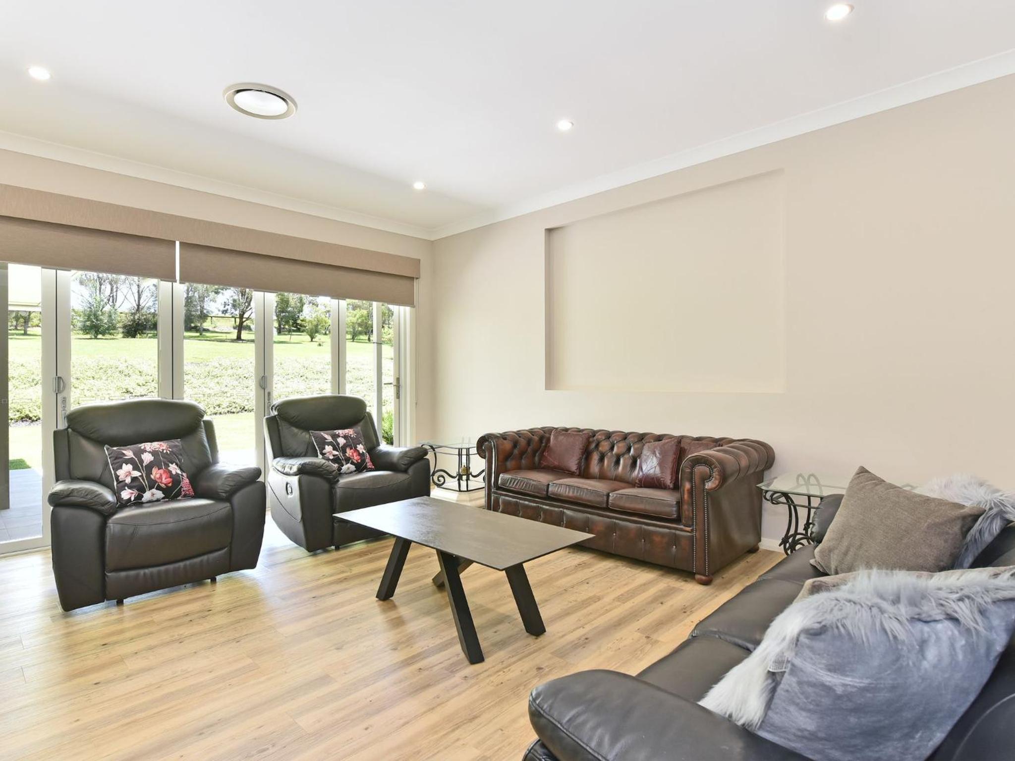 Five-Bedroom House photo 1
