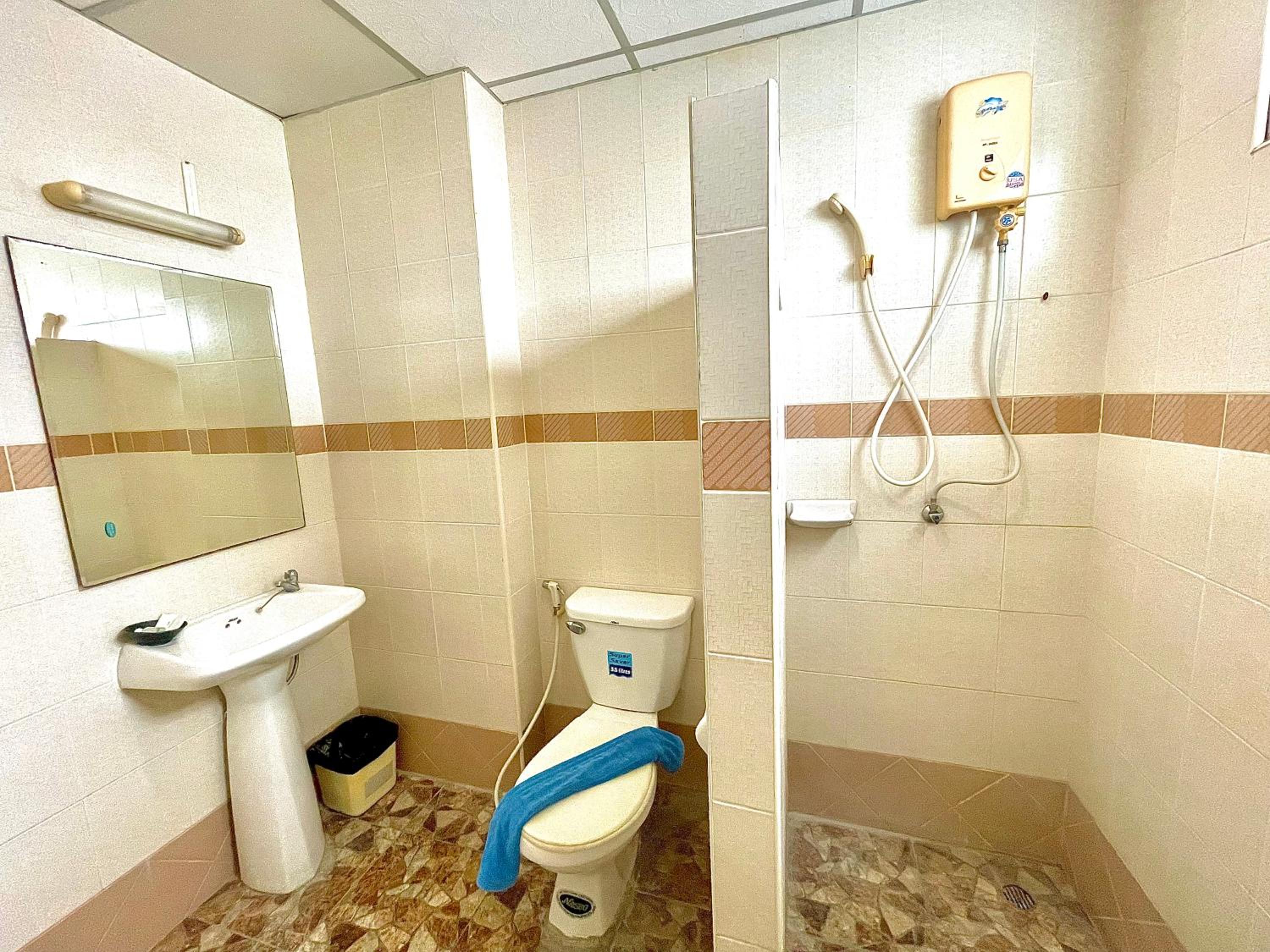 Standard Double or Twin Room - Photo 8