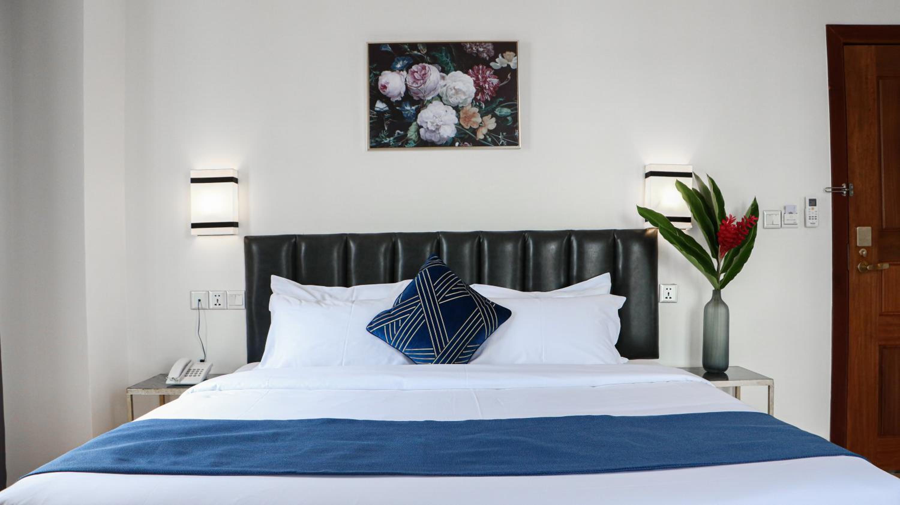 Luxury Suite - Photo 18