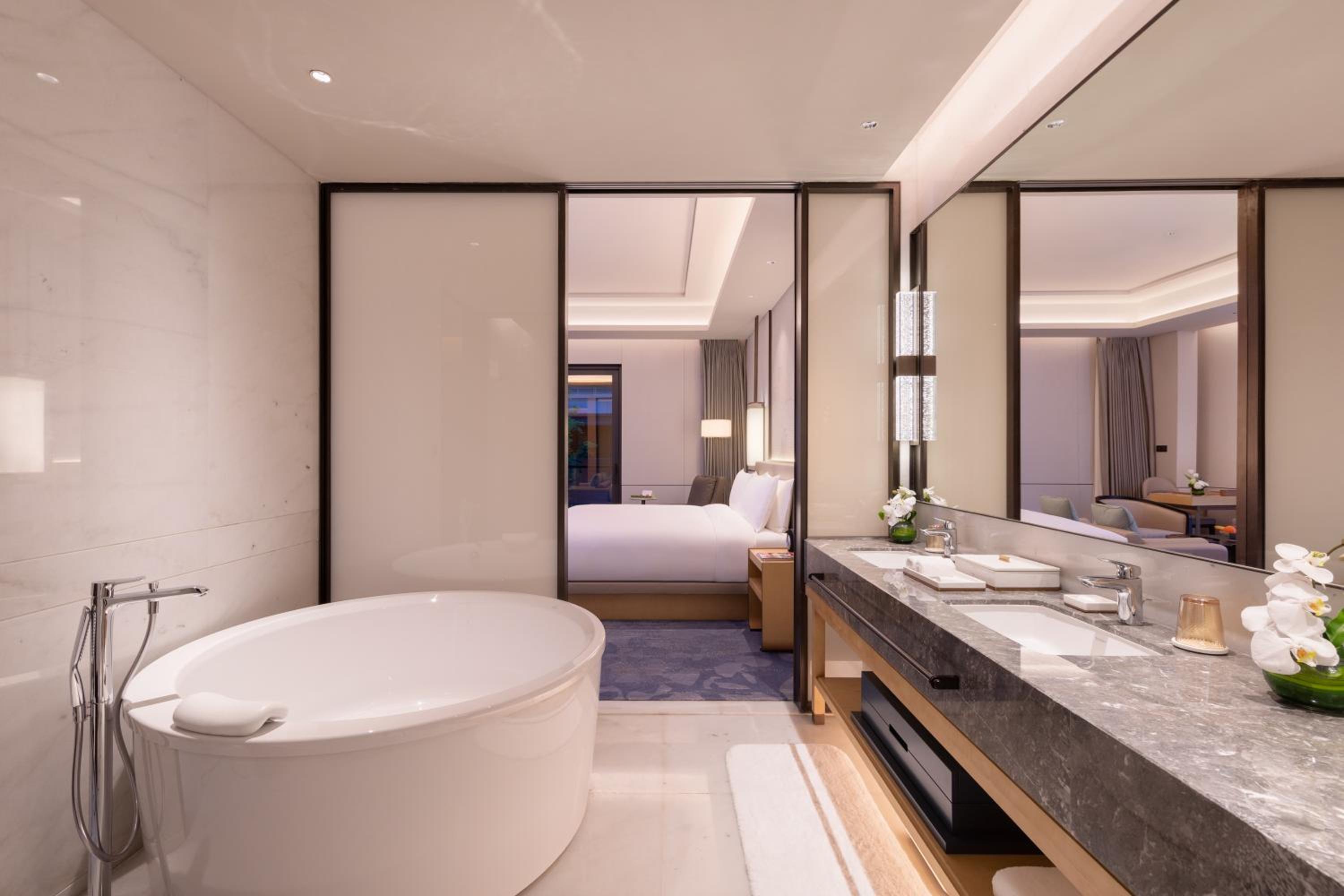 Grand Premium Room with Balcony - Photo 2