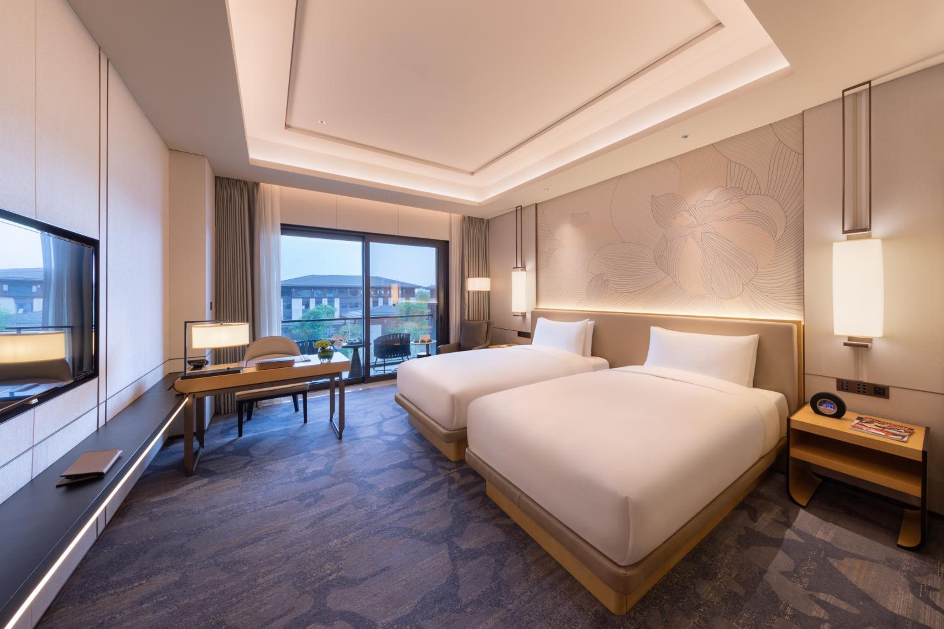 Premium Room with Balcony Garden View - Photo 4