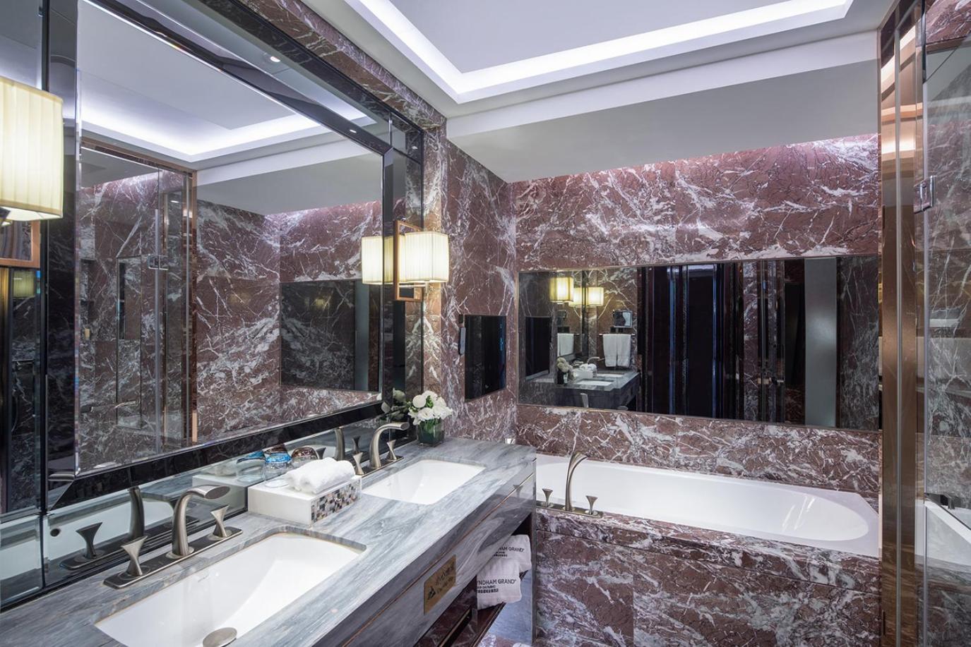 Premium King Room photo 2