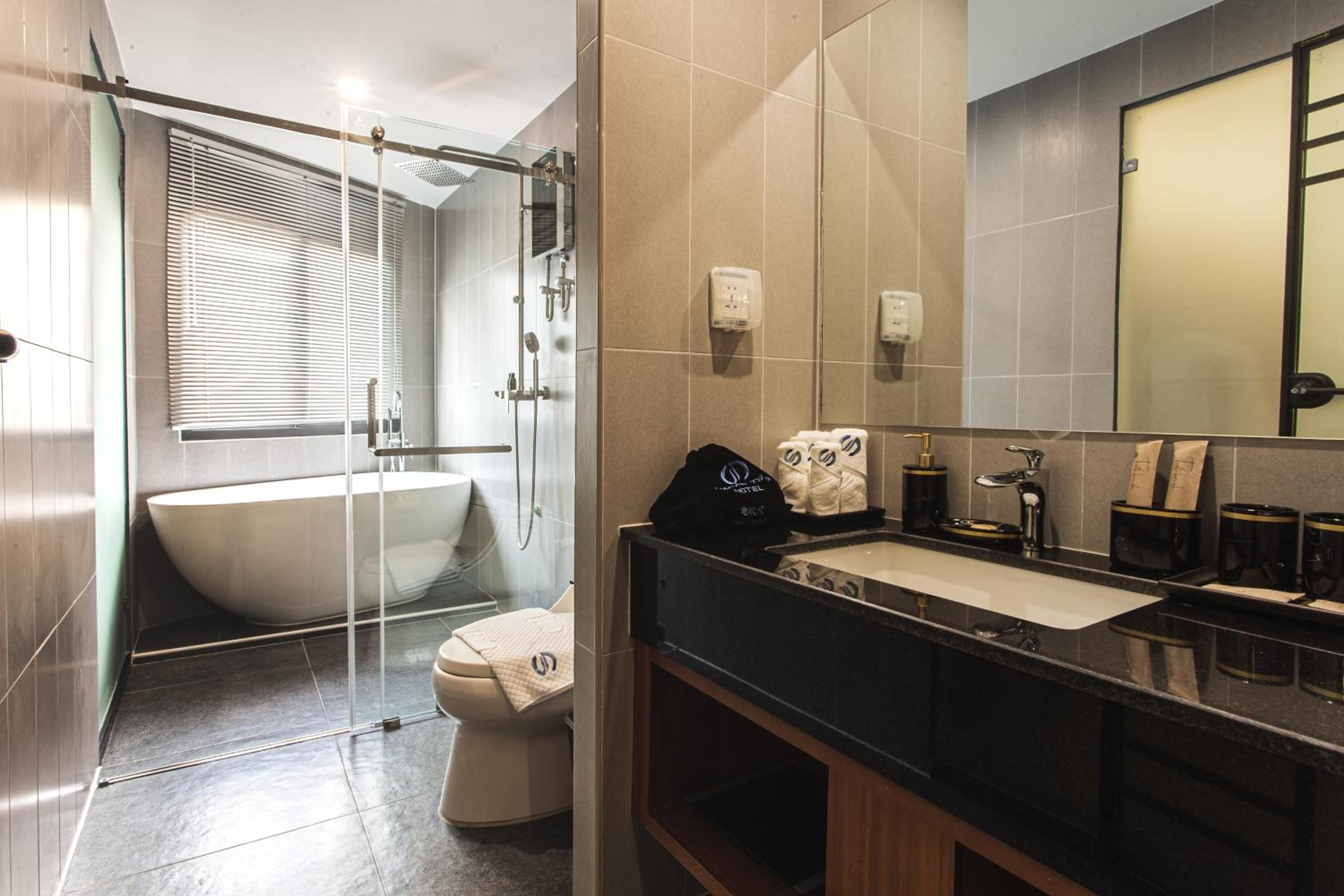 Deluxe Room with Bathtub - Photo 3
