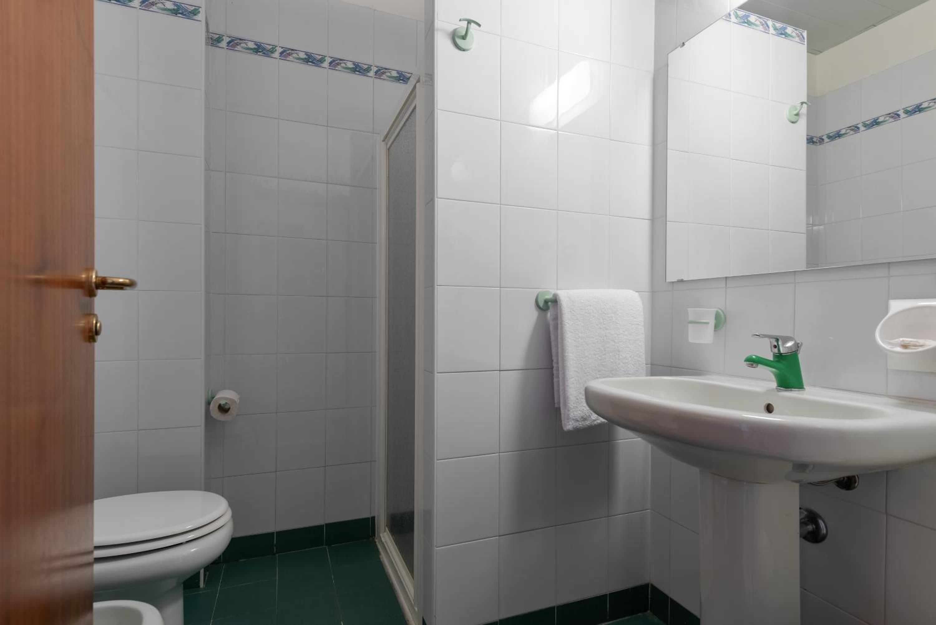 Double or Twin Room with Lake View - Photo 5