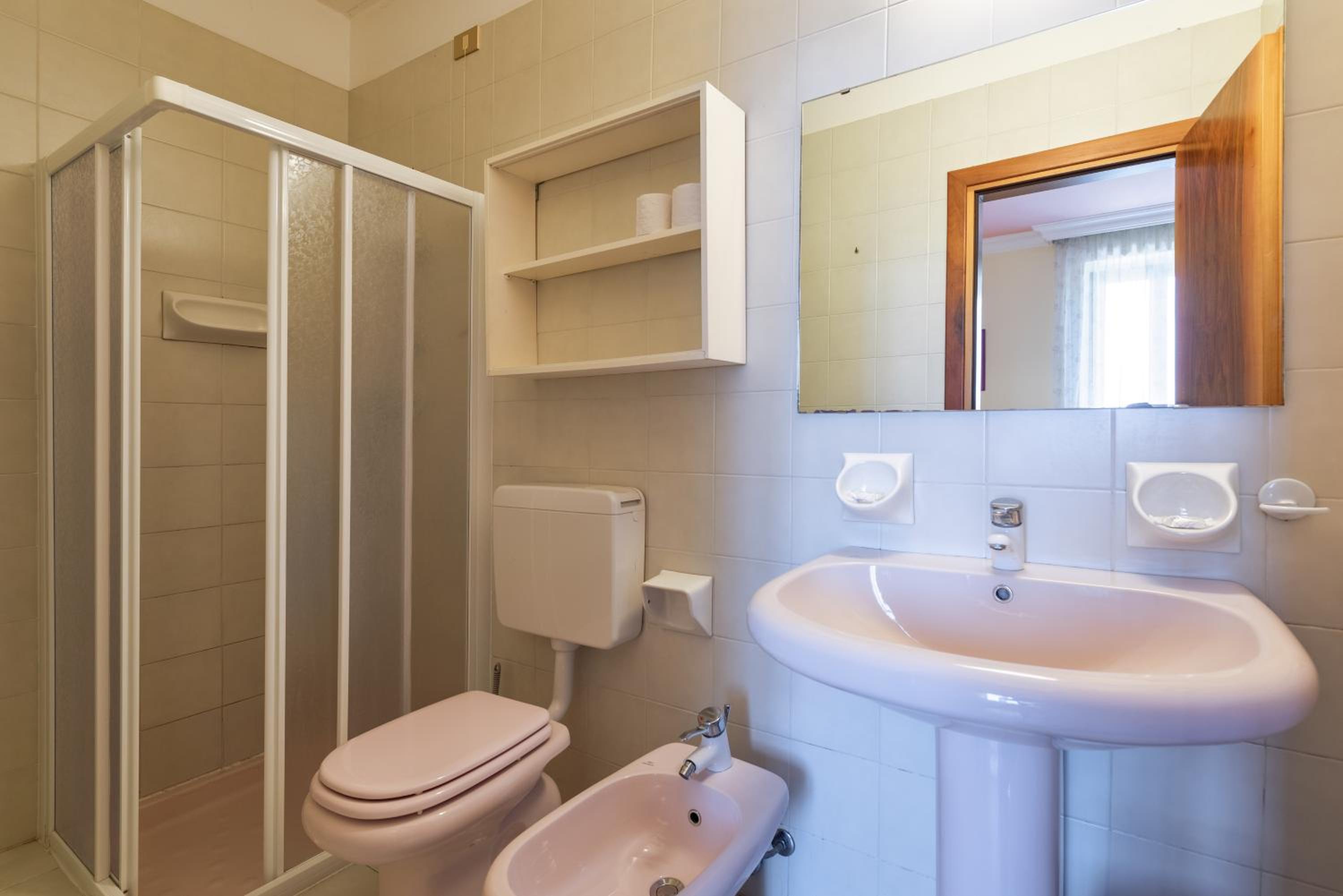 Double or Twin Room with Lake View - Photo 1