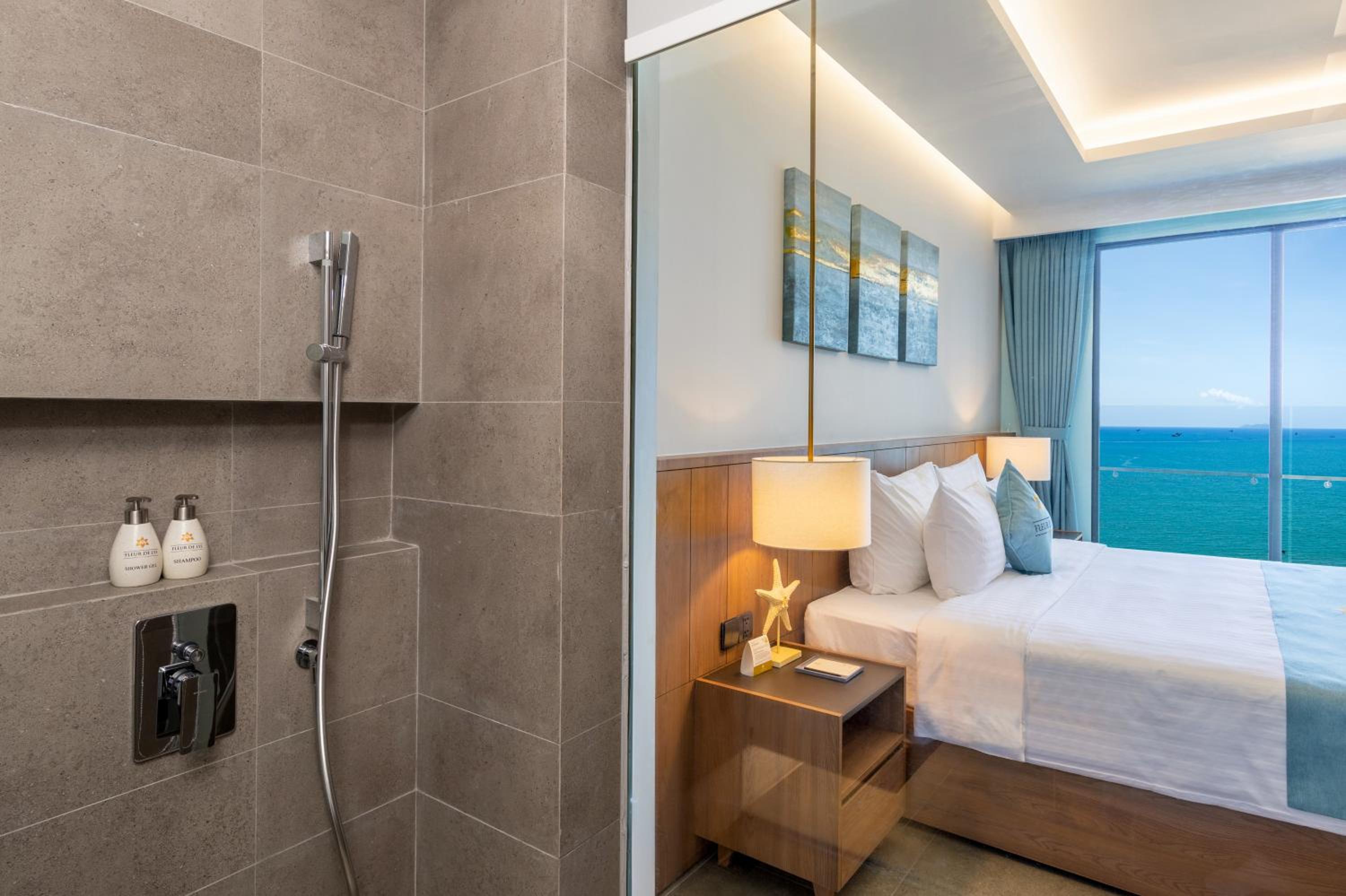 Deluxe Queen Room Ocean View with Balcony - Photo 2