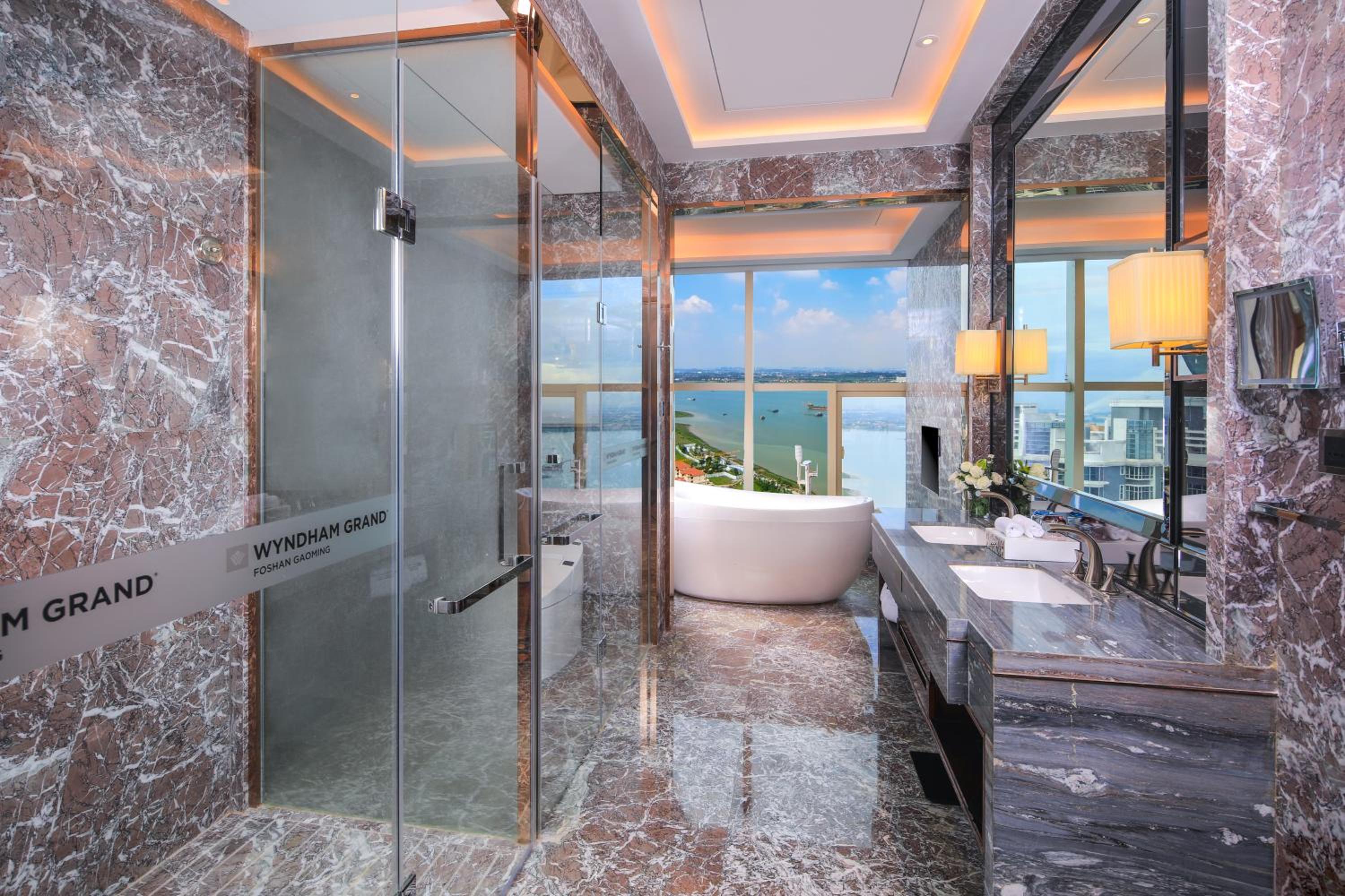 Executive King Suite - Non-Smoking photo 3