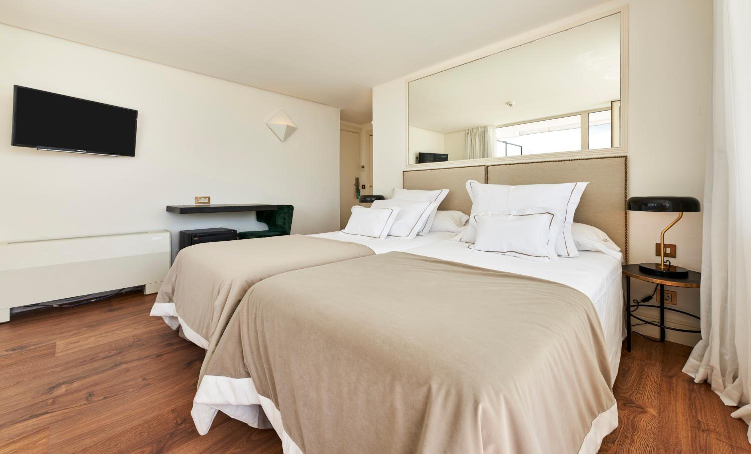 Double or Twin Room with Front Sea View and Balcony - Photo 5