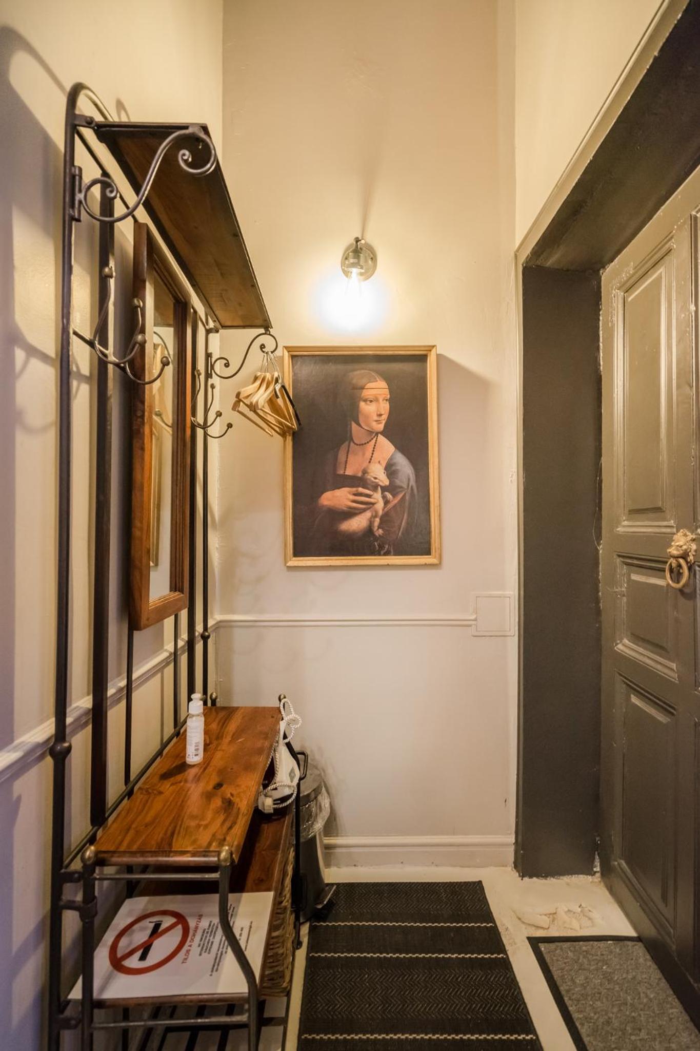 One-Bedroom Apartment - Photo 3