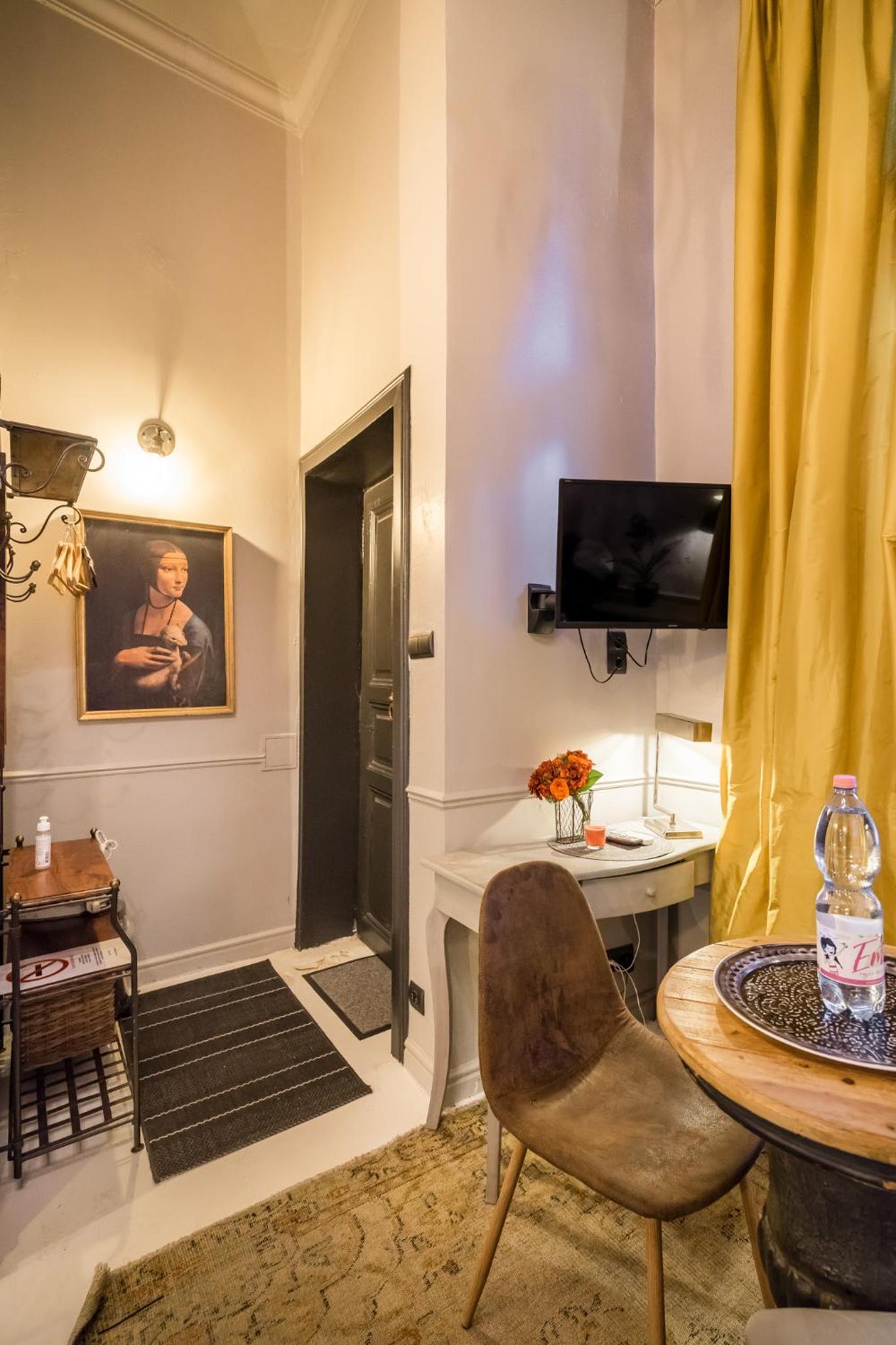 One-Bedroom Apartment - Photo 4