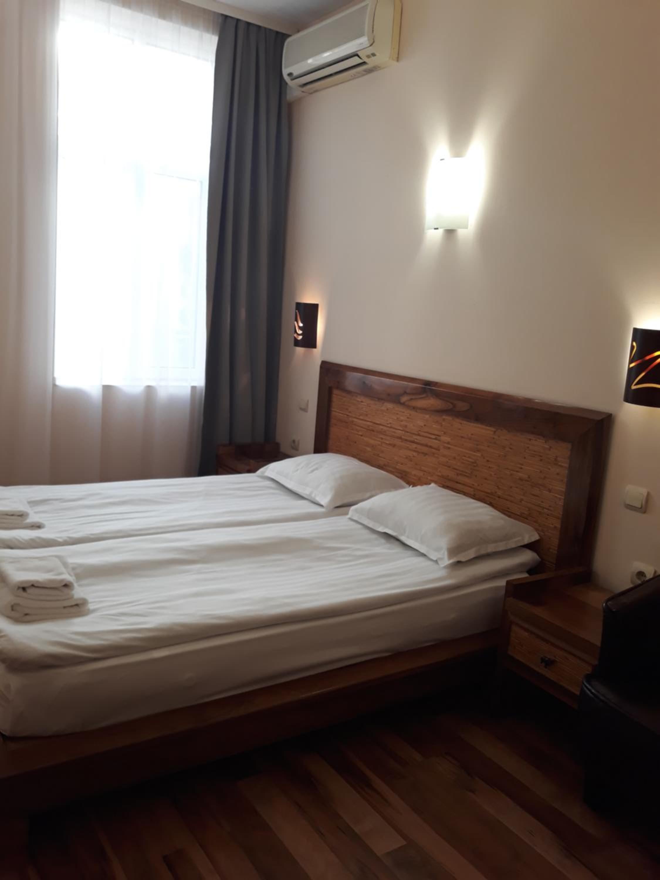 Queen Room with Balcony - Photo 2