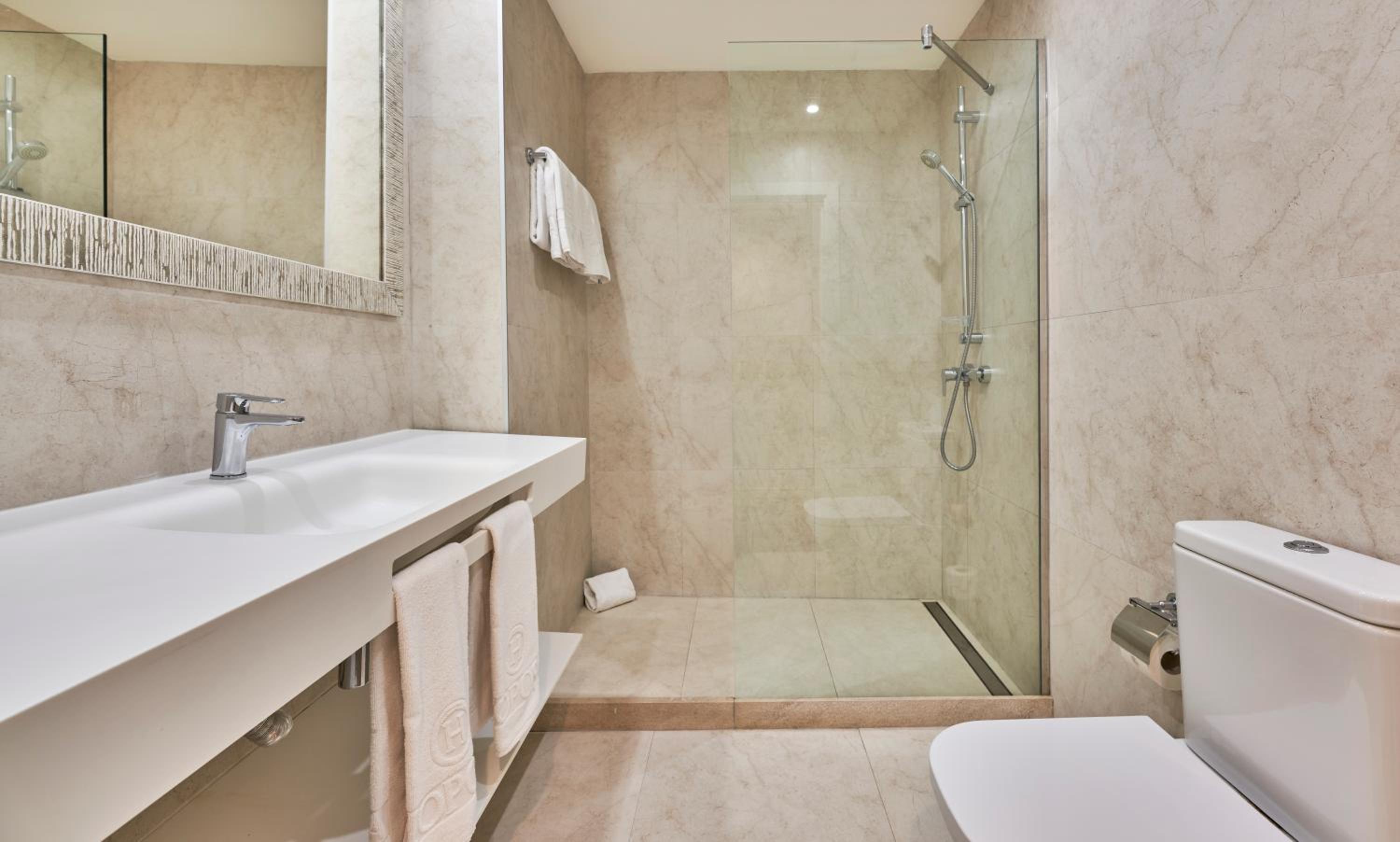 Double or Twin Room with Front Sea View and Balcony - Photo 2