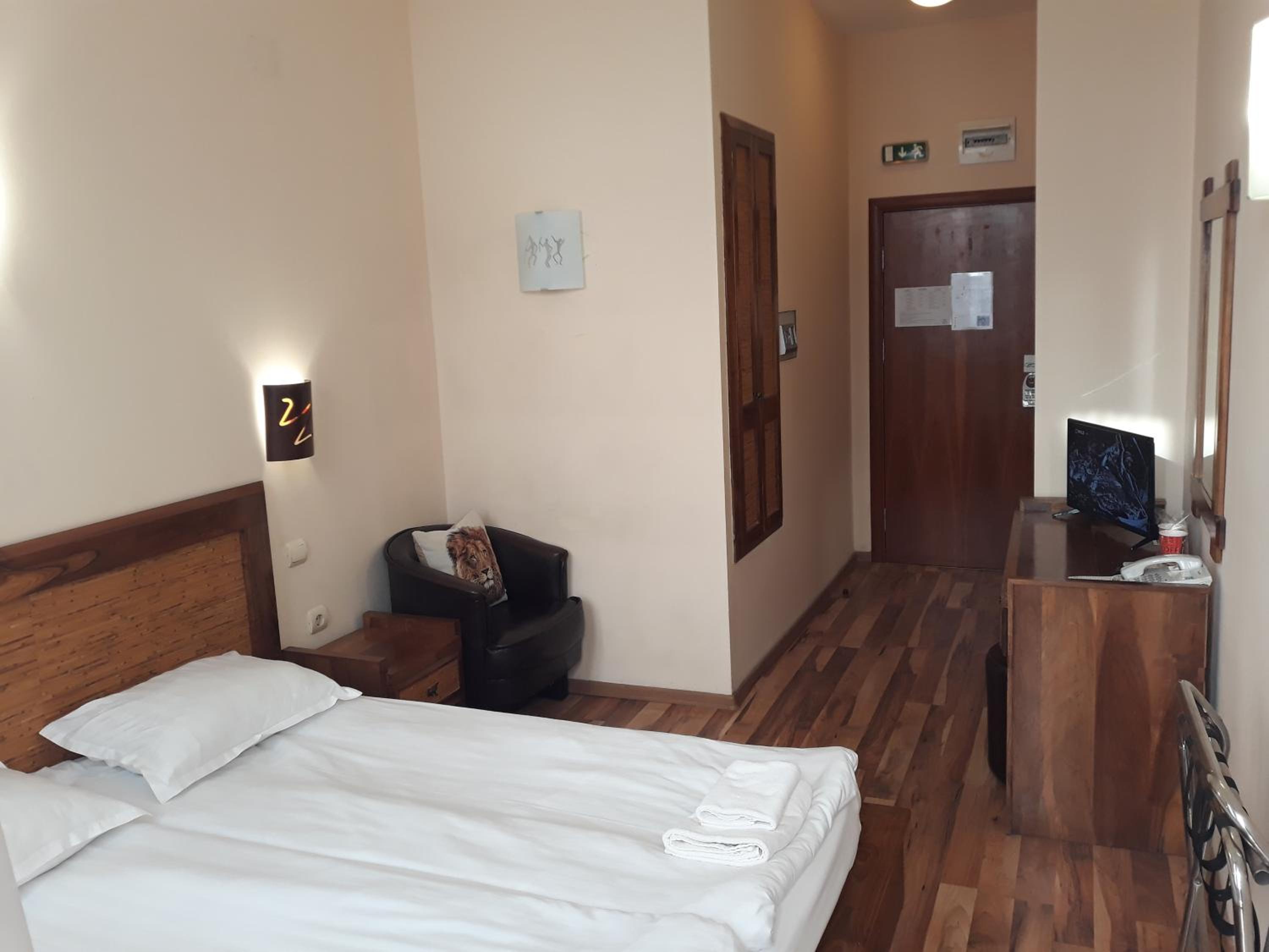Queen Room with Balcony - Photo 3