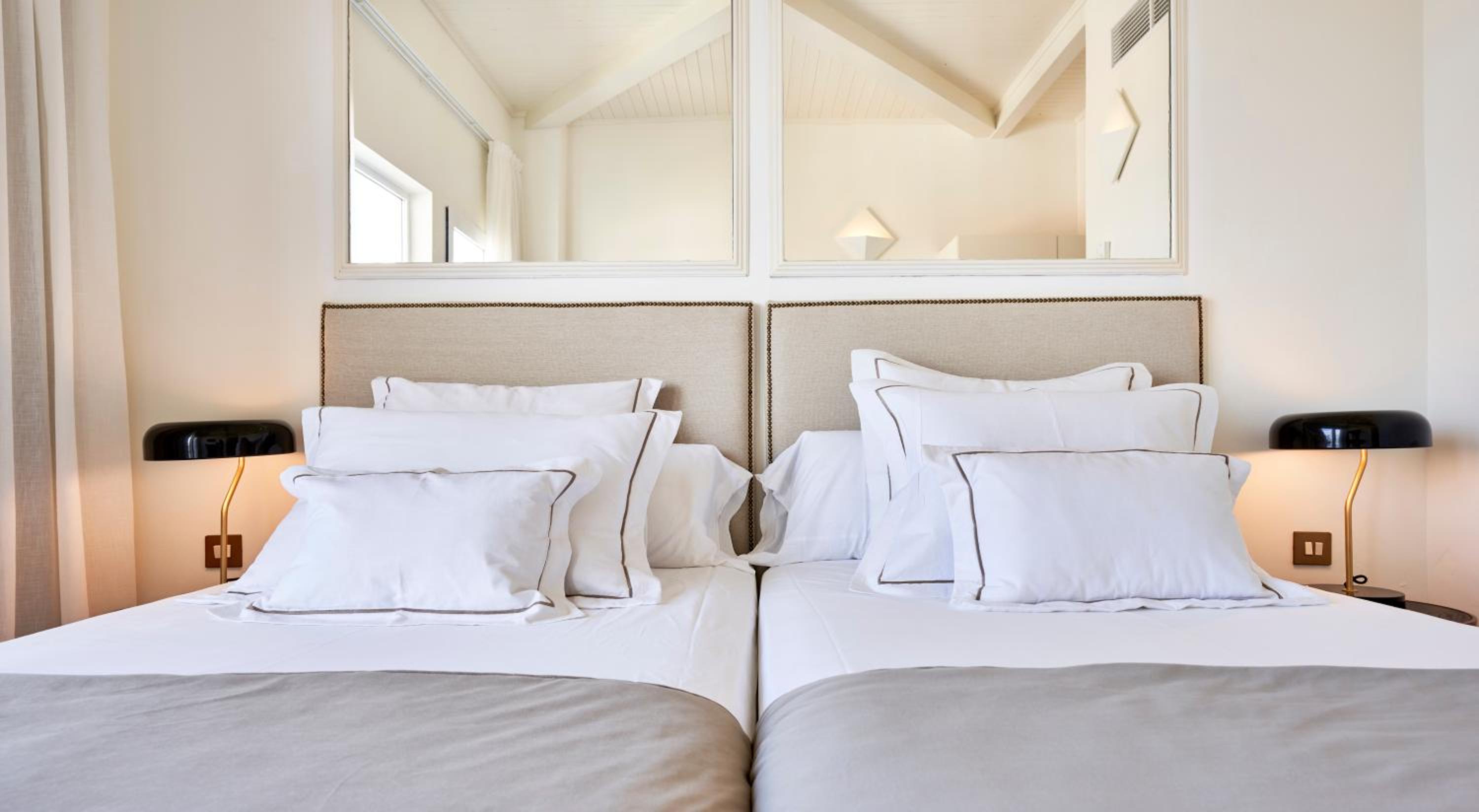 Double or Twin Room with Side Sea View - Photo 3