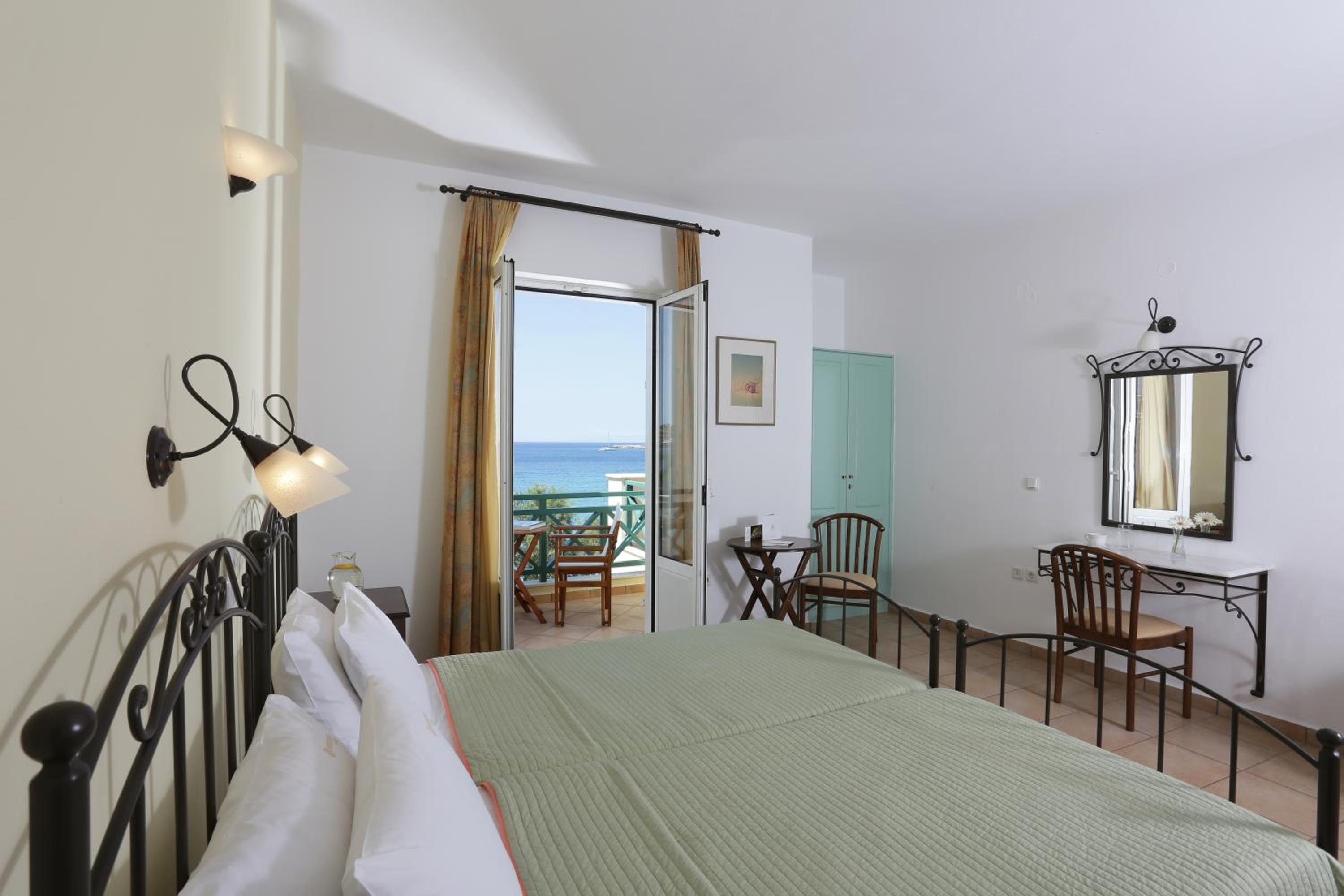 Double Room with Sea View - Photo 9