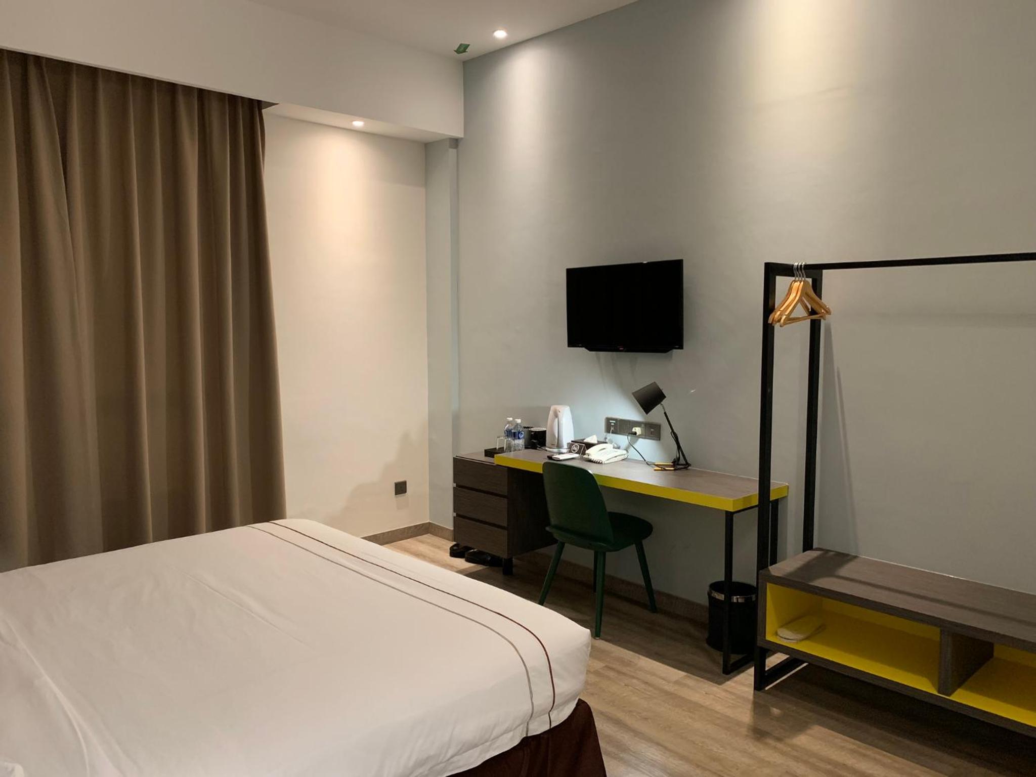 Deluxe King Room - Photo 4
