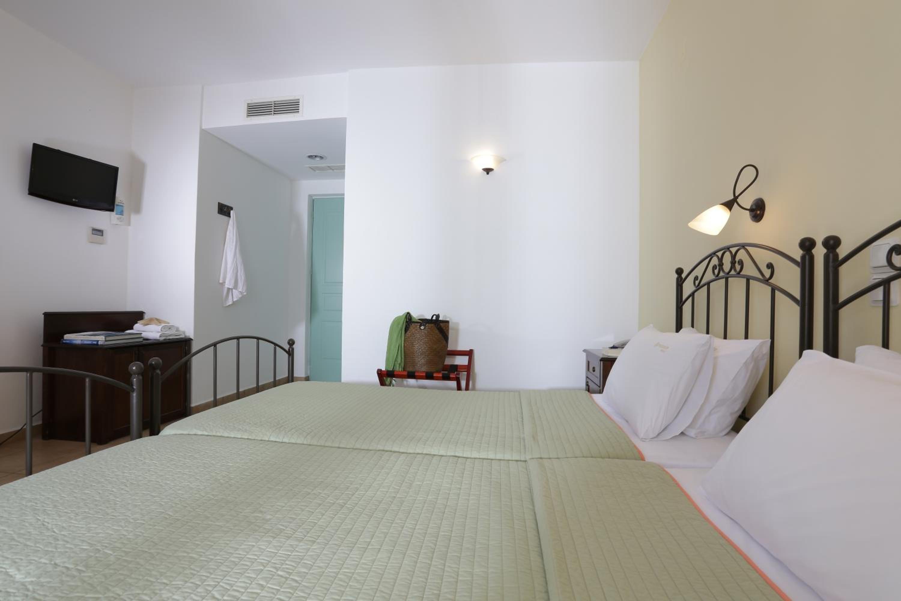 Double Room with Garden View - Photo 2