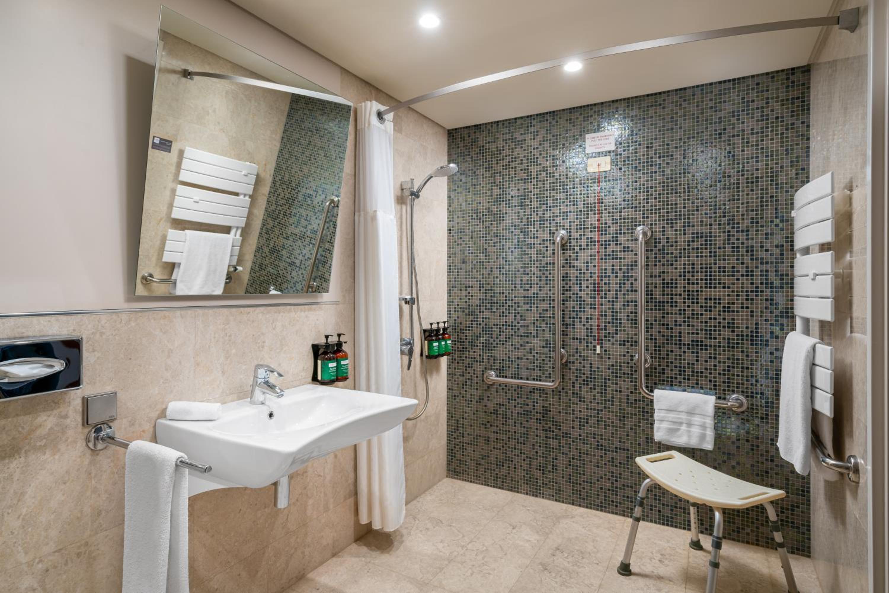 One-Bedroom King Suite with Balcony and Garden View - Photo 4