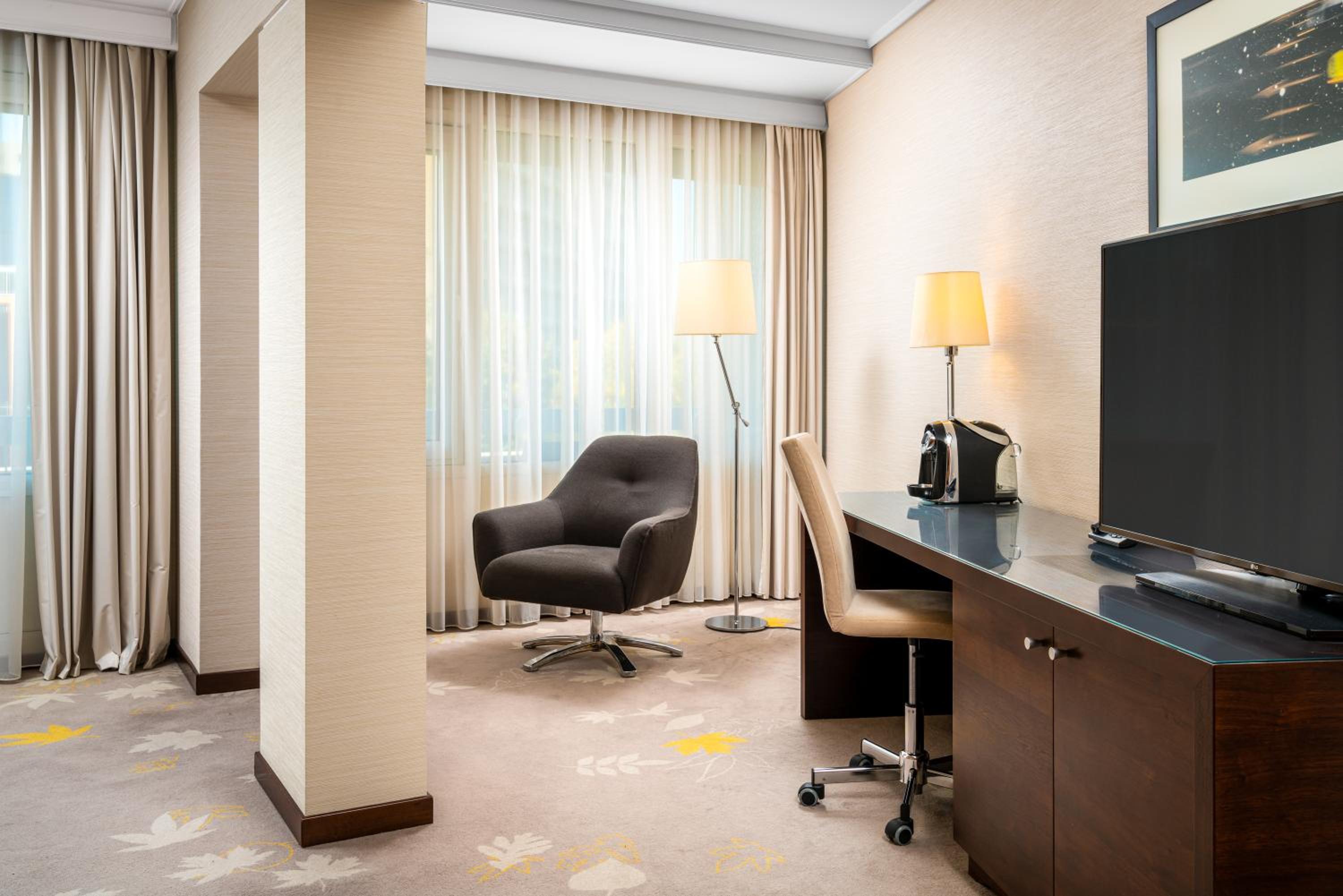 One-Bedroom King Suite with Balcony - Photo 8