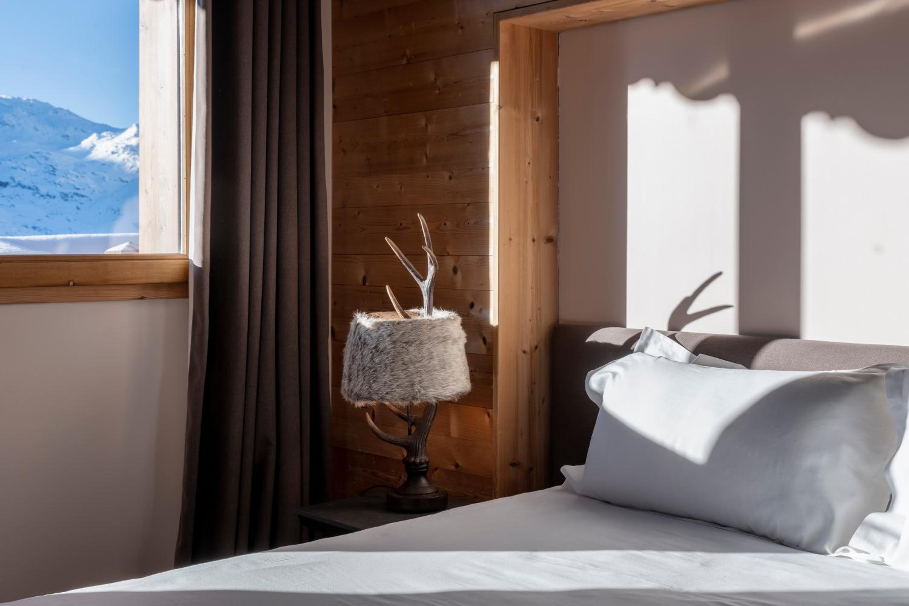 Comfort Double Room with ski slop view photo 2