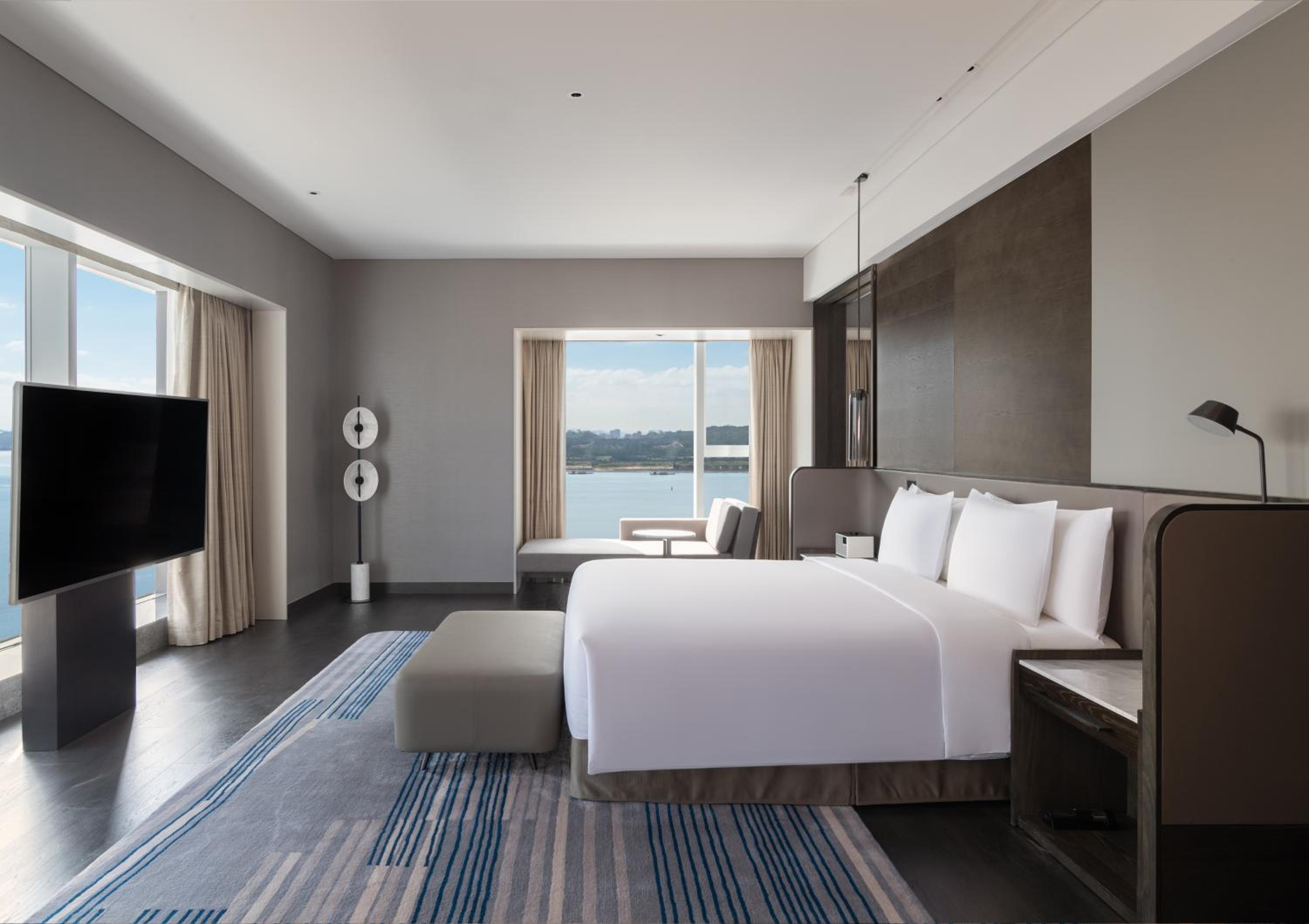 One-Bedroom King Suite - Sea View - Photo 1
