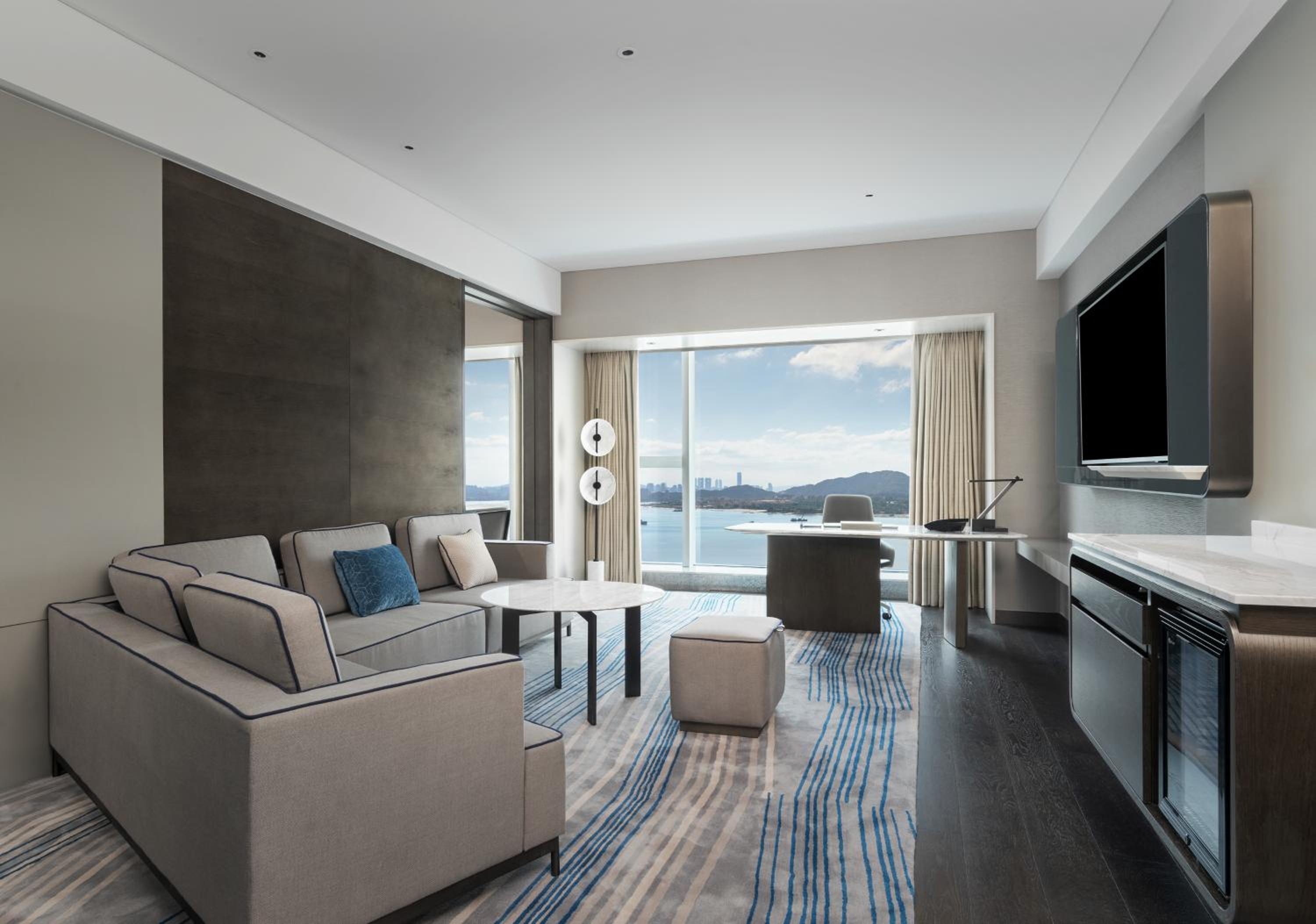 One-Bedroom King Suite - Sea View - Photo 2