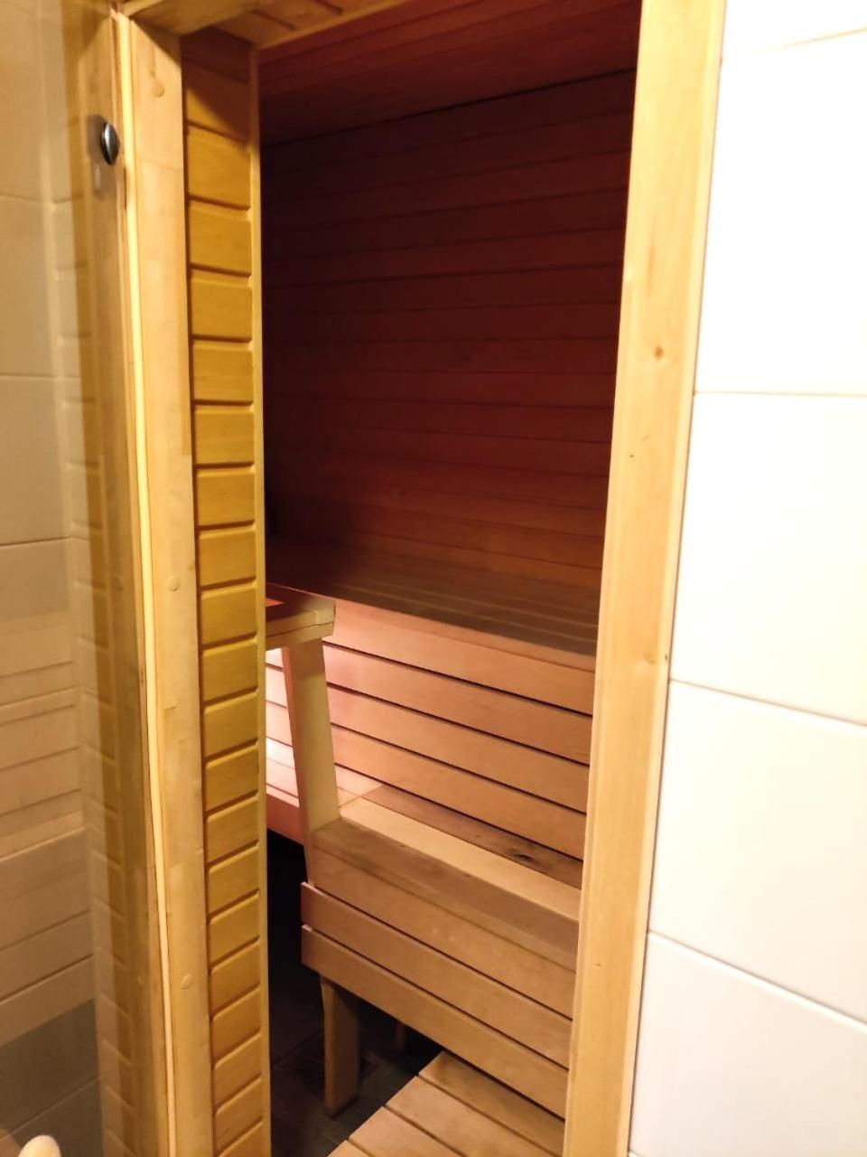 Deluxe Family Suite - Photo 13