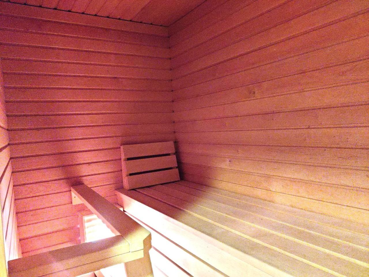 Deluxe Family Suite - Photo 19