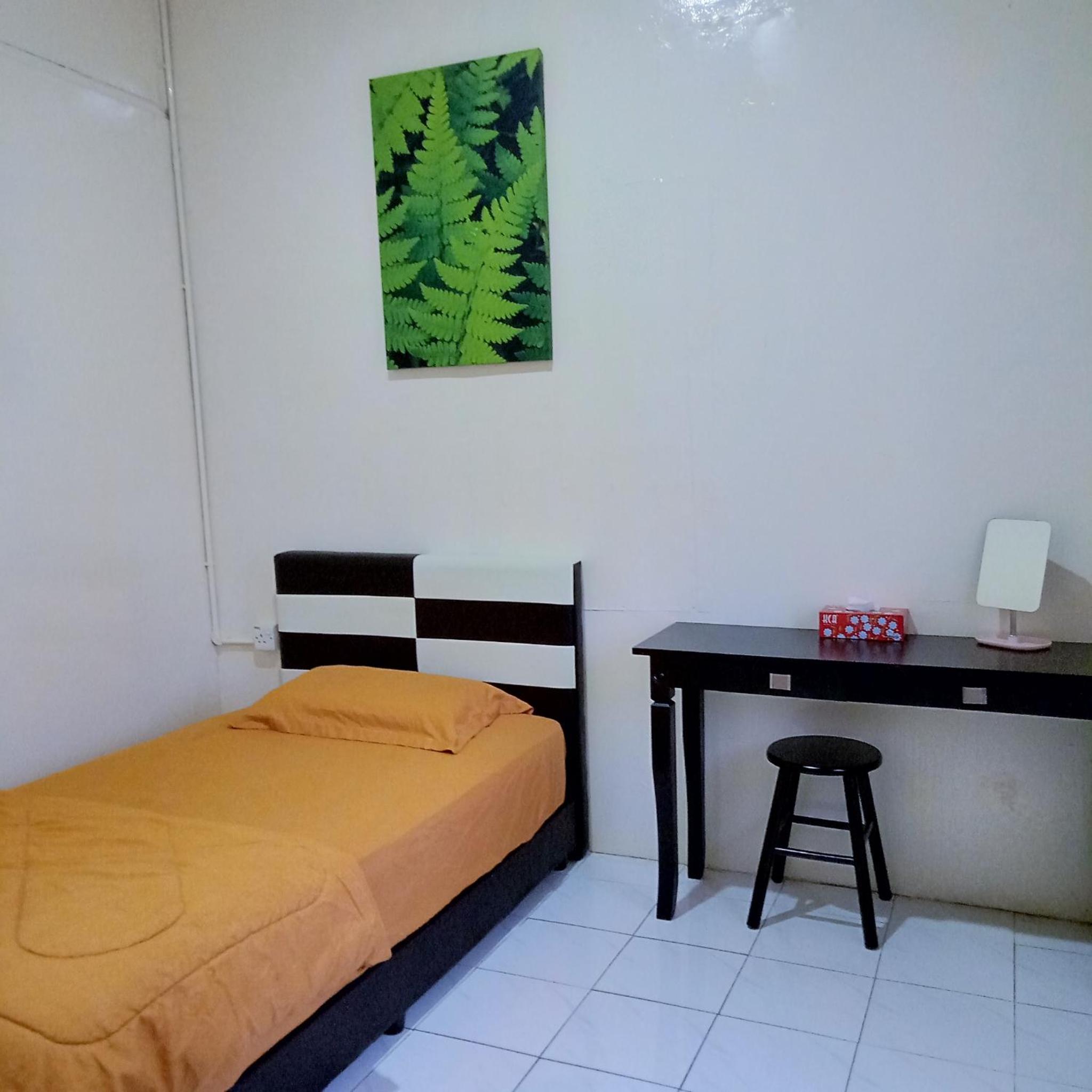 Single Room with Shared Bathroom photo 2